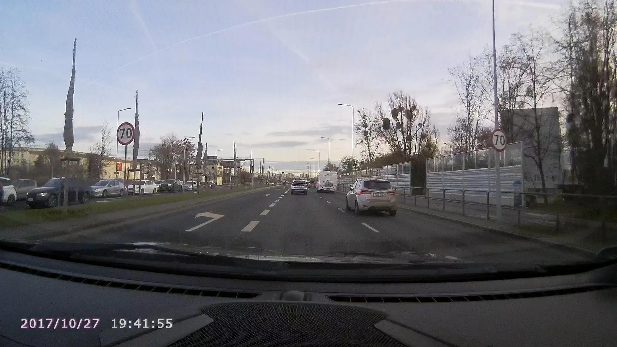 Ham na drodze. W dniu 31.12.2022 r w Poznaniu,na Rondzie Rataje- zjazd na Ikea, zajechał drogę i przychamował. Zjechał z pasa do skrętu w lewo. Czas nagrania jest niezgodny z podanym bo nie był ustawiony na kamerze.