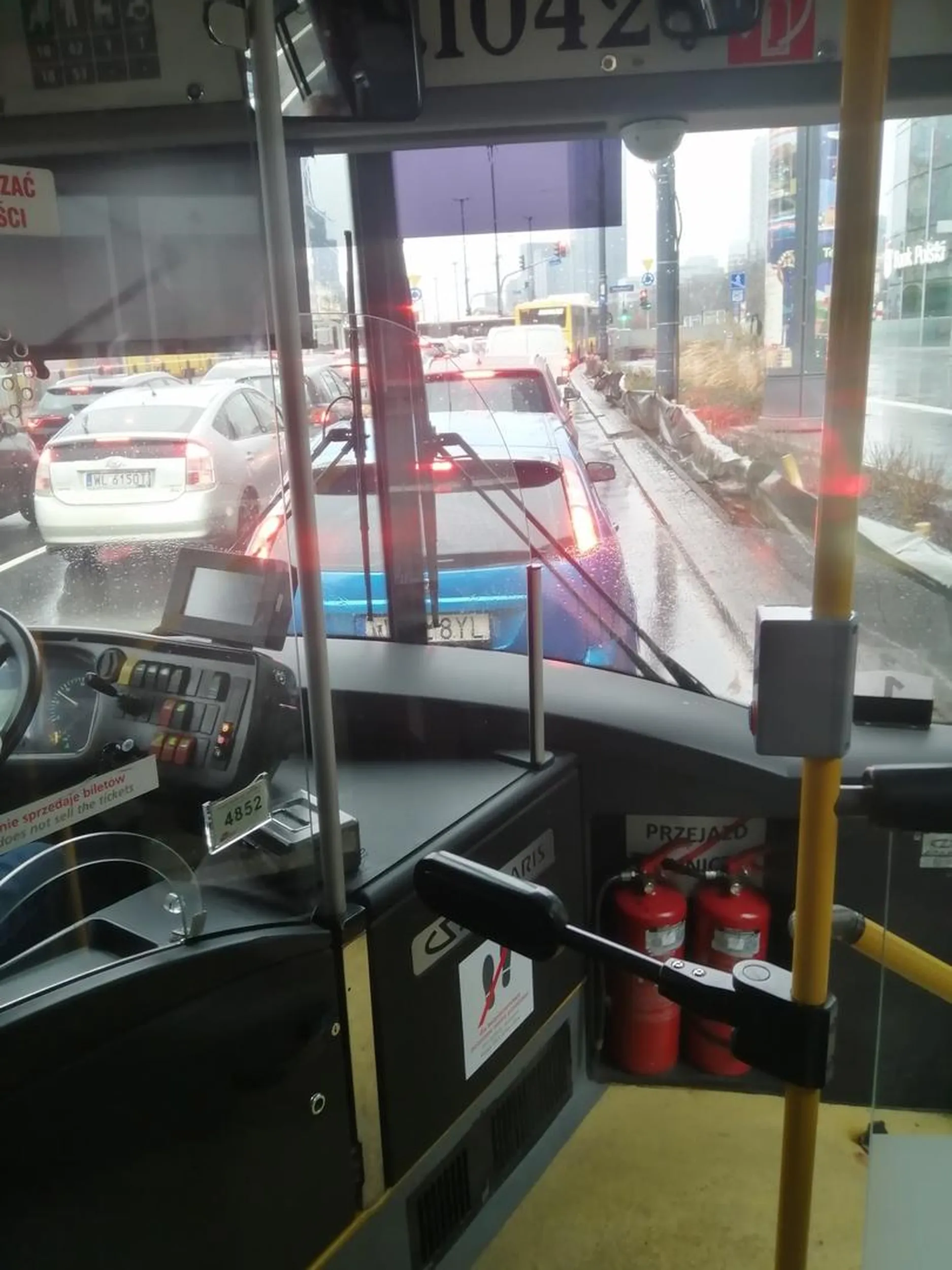 Wyjątkowo szaleńcza jazda bez zwracania uwagi na bezpieczeństwo innych użytkowników ruchu. Przed chwilą byłam świadkiem jak ameba za kierownicą wjechała po pasie zieleni przed autobus 107 na skrzyżowaniu Jerozolimskich z Marszałkowską. Autobus był pełen ludzi, kierowca musiał ostro hamować. Ścierwo, które jeździ tym  samochodem WE 868YL nawet nie ma świadomości, że autobusy komunikacji miejskiej mają pierwszeństwo. O poszanowaniu dla życia i zdrowia innych ludzi nawet nie wspomnę. Uważać na tego kierowcę, bo następnym razem zabije byleby być pierwszym na światłach