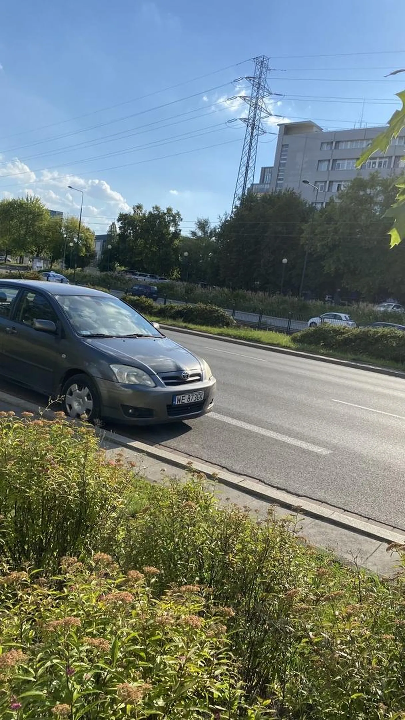 Zaparkował na zjeździe z pasa. Taty nie powinni mieć prawka
