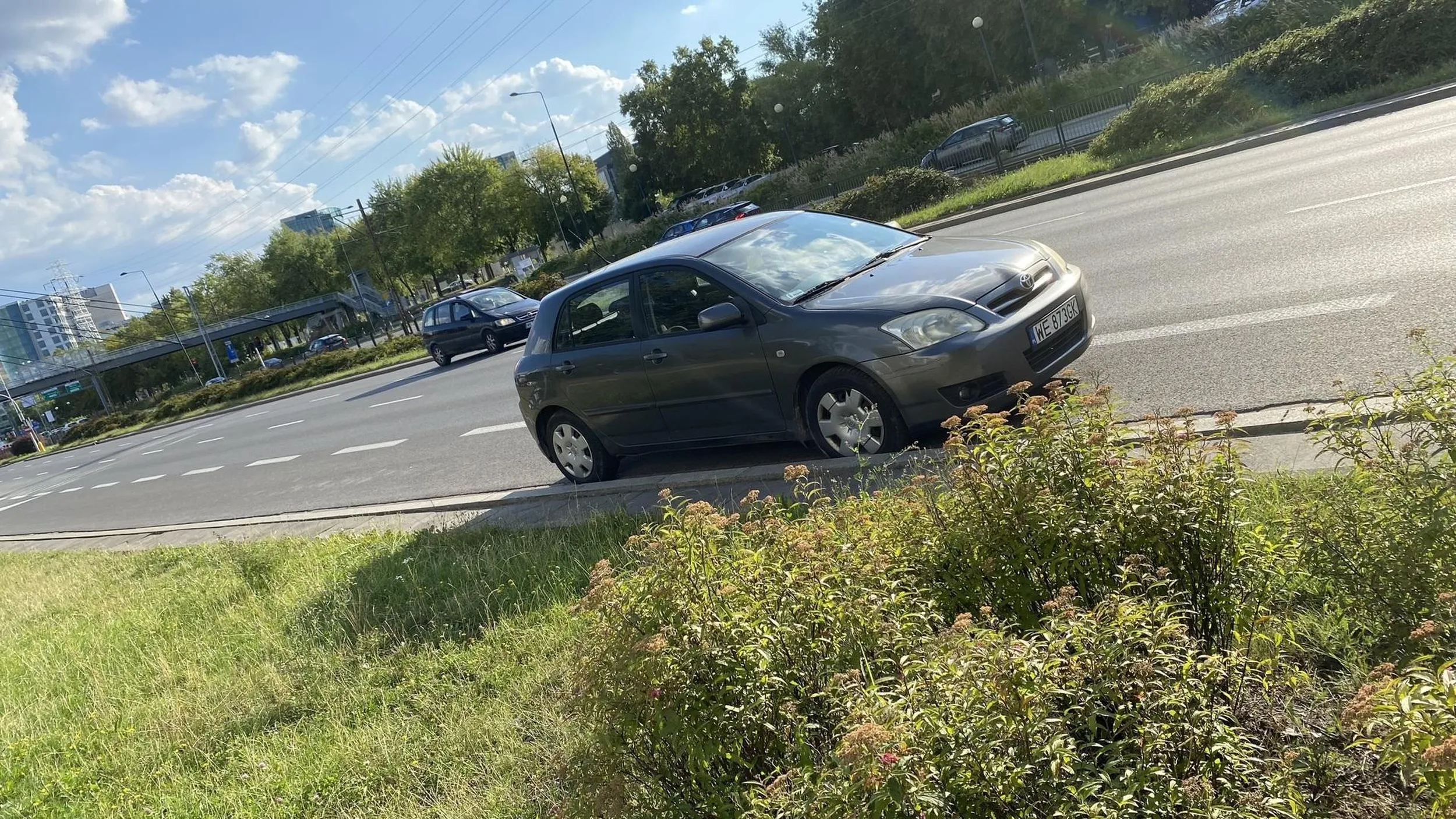 Zaparkował na zjeździe z pasa. Taty nie powinni mieć prawka