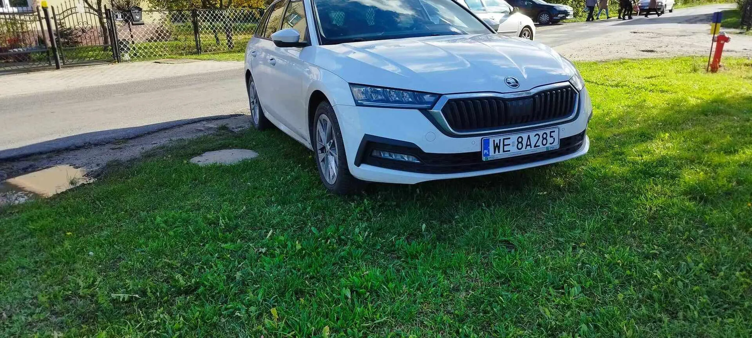 Gościu bezczelnie parkował na prywatnej posesji i zajechał cały trawnik. Nawet nie zapytał o pozwolenie czy może wjechać na prywatny teren. Burak.