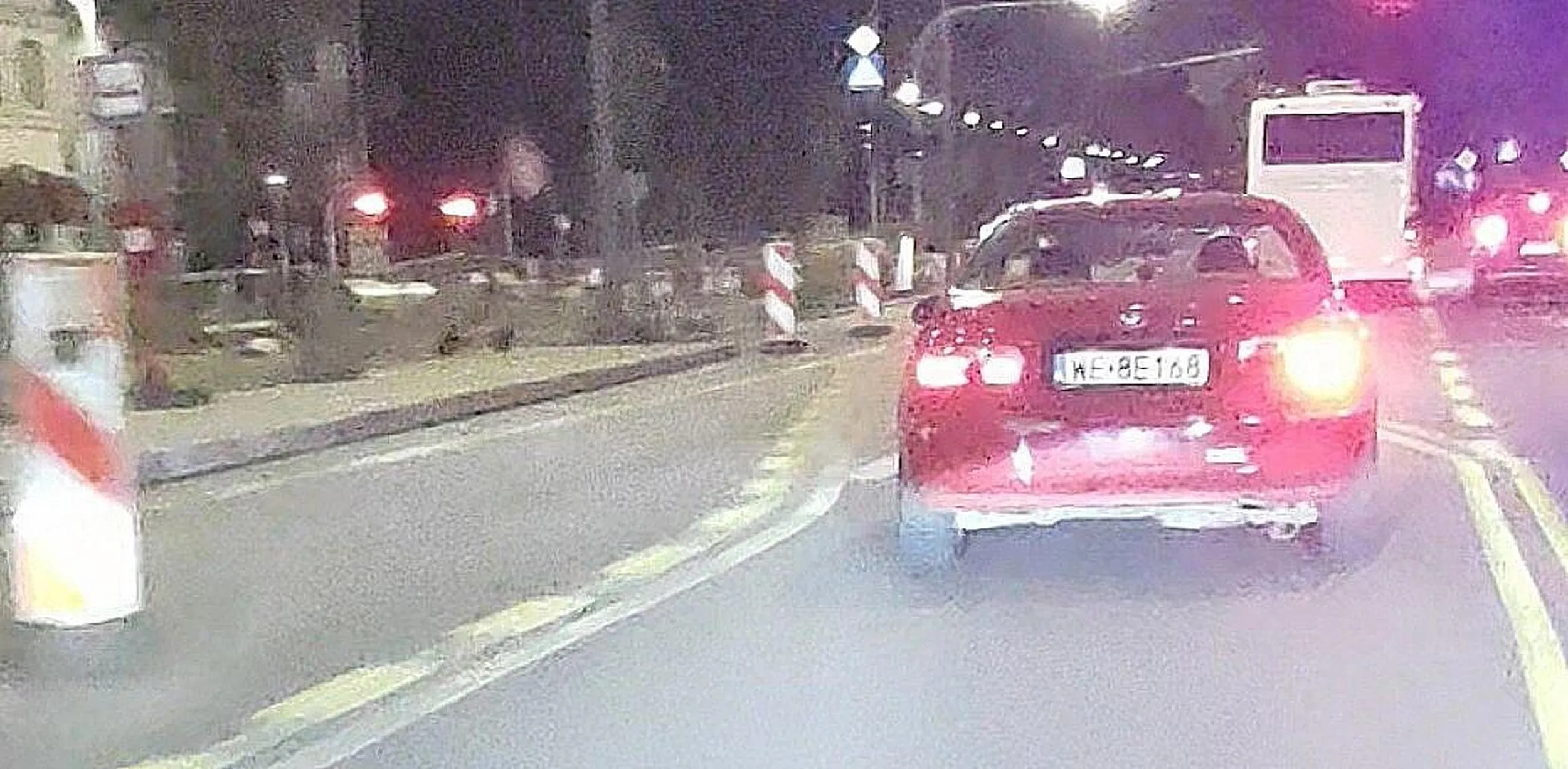 Dziewczyna zatrzymuje sie gwaltownie na srodki jezdni potem rusza, pokazuje srodkowy palec, znowu sie zatrzymuje, otwiera drzwi i krzyczy. Potem gwaltownie przyspiesza i jedzie 80 km/h po miescie.