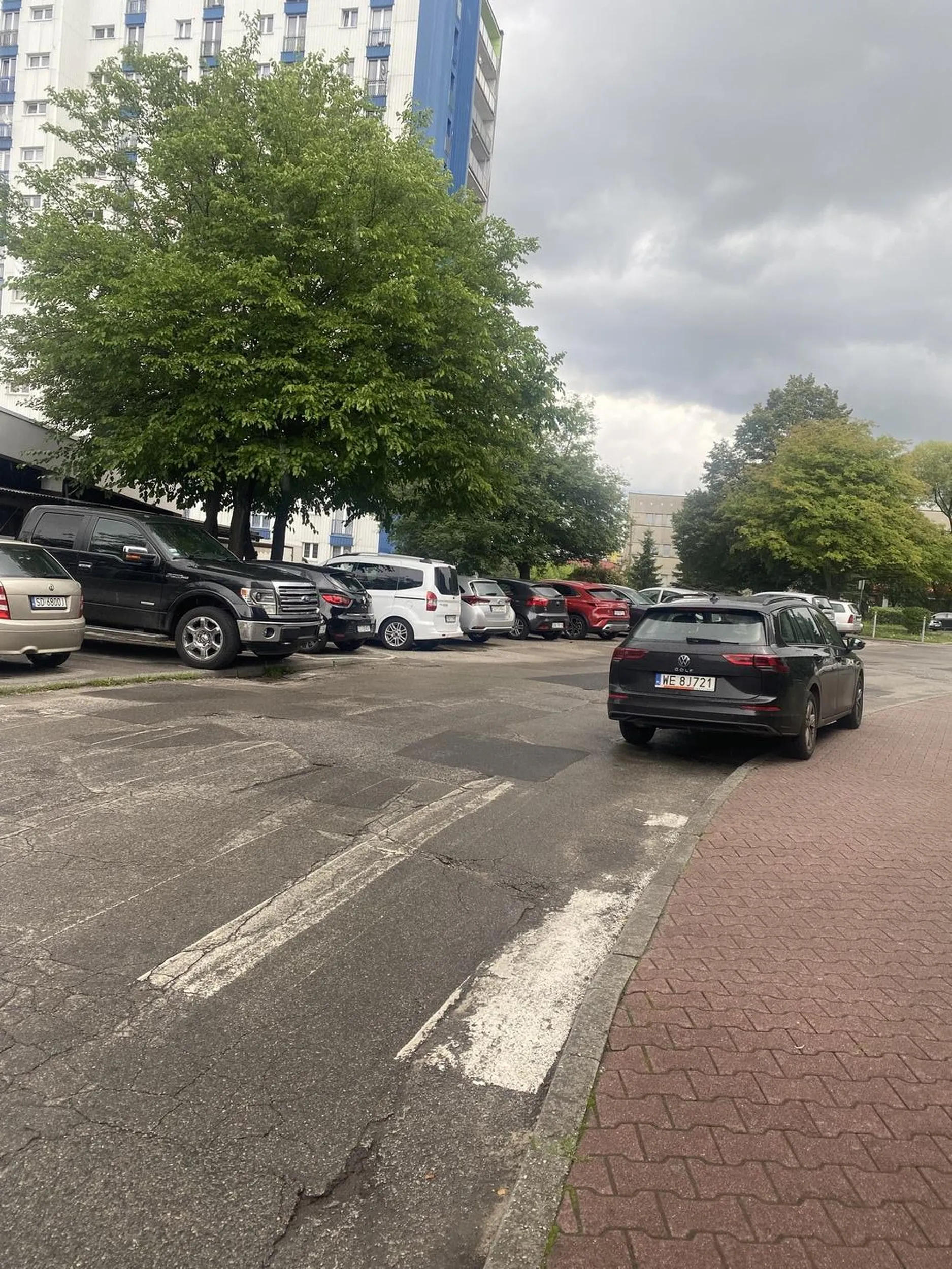 Kierowca z tego samochodu nie szanuje innych. Postanowił zaparkować samochód na pasie ruchu, przy samym przejściu dla pieszych. Cały pas jest zablokowany i nie można przejechać, tylko dlatego, że kierowca nie ochoty ruszyć d*py i zaparkować kilka metrów dalej, bo samochód musi stać pod samą Biedronką i targiem. A czasami te kilka kroków może wyjść na zdrowie :) Bardzo nie polecam i mam nadzieje, że ktoś naklei kierowcy na szybę karnęgo k*tasa, bo całkowicie zasłużył.