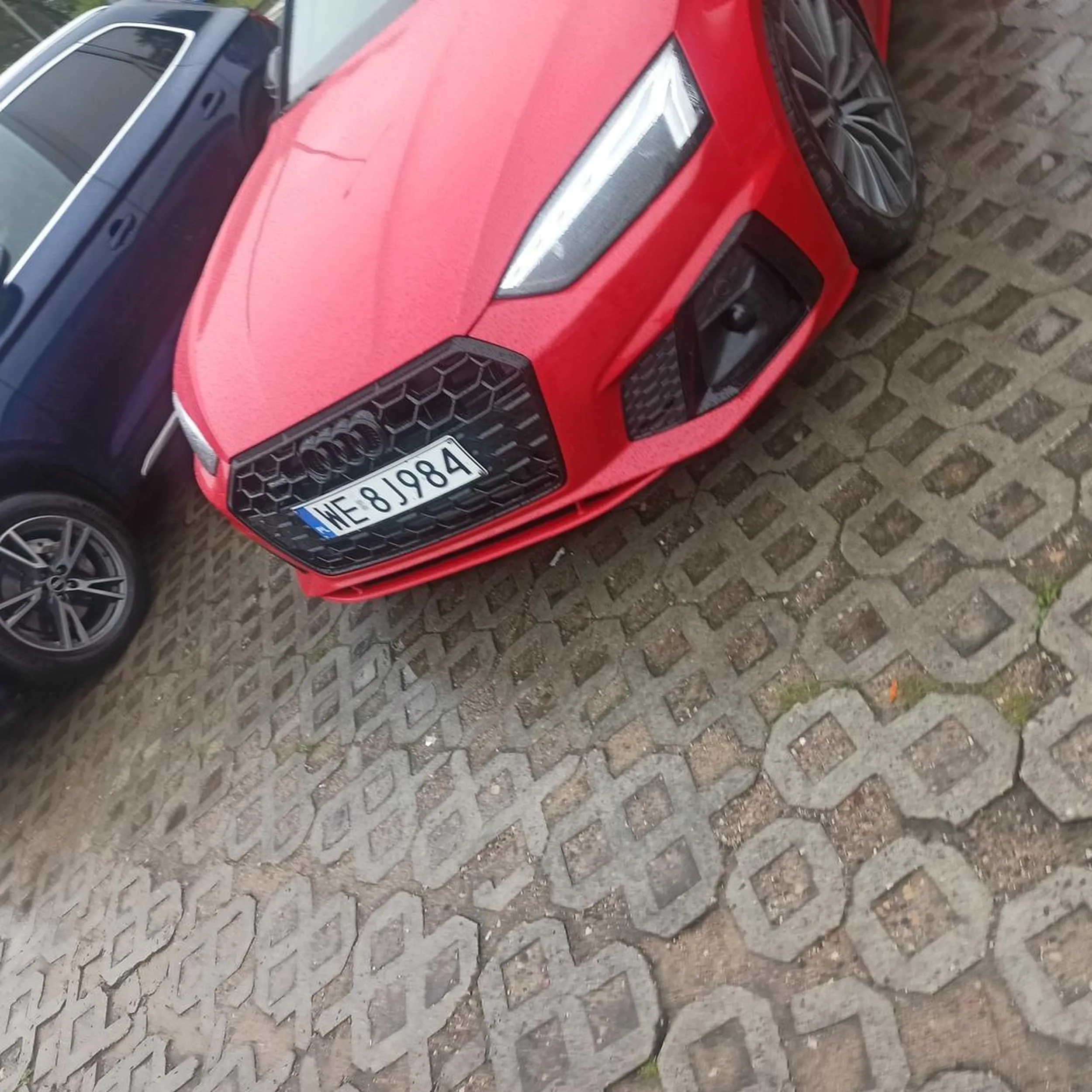 zajechała mi drogę i prawie nie zabiła, nawet nie zauważyła i nie wiedziała co się stało, później wyprzedzała na ciągłej