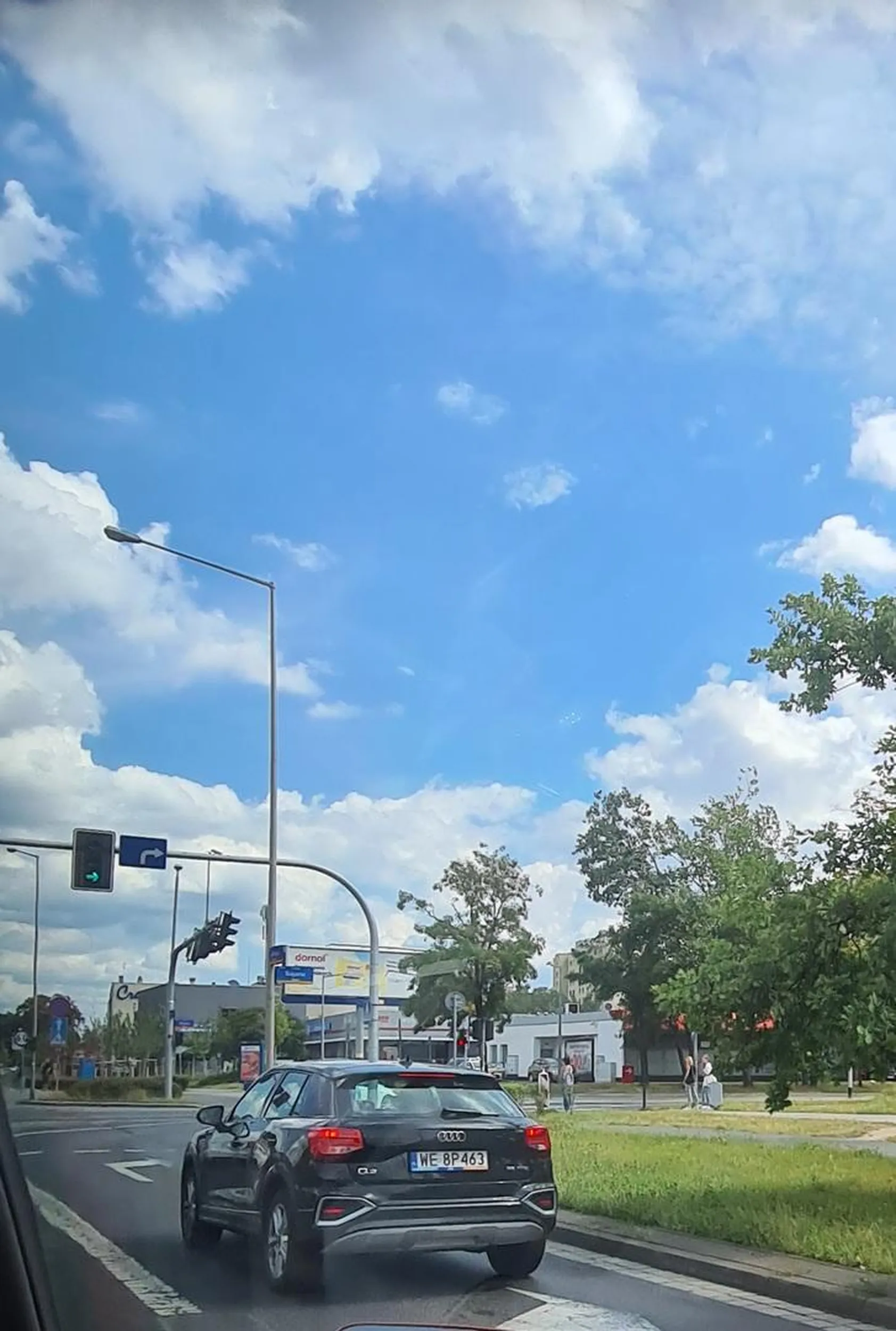 BRAWO dla kierowcy. Rozmowa przez telefon. Zatrąbiłem ale nic to nie dało. Pani rozmowę prowadziła dalej. To co na Policje zgłaszamy.