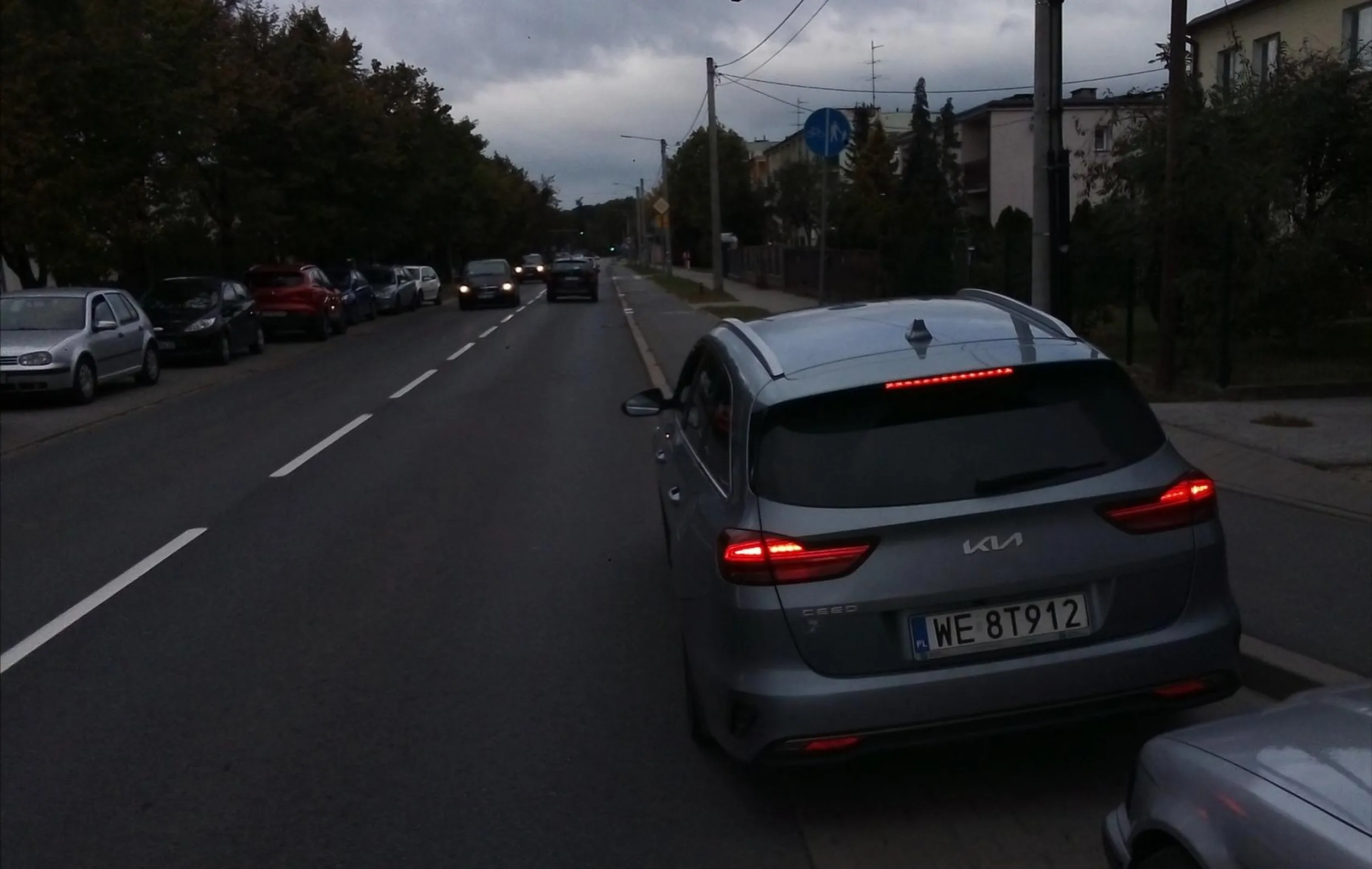 Najpierw stoi przez kilka minut i blokuje ruch na jednej z głównych ulic, po czym postanawia zaparkować jak osoba niespełna rozumu, na ścieżce rowerowej. Na prośbę, czy mogłaby odjechać bo blokuje wyjazd - odpowiada Nie, to Pana problem. Kierująca kobieta na 100% pod wpływem środków odurzających,zbłąkany wzrok, agresywna i wulgarna. Wątpię że w ogóle ma prawo jazdy. Warto by odpowiednie służby zainteresowały się tą Panią, takie osoby na drogach publicznych stwarzają realne zagrożenie i to nie jest śmieszne.