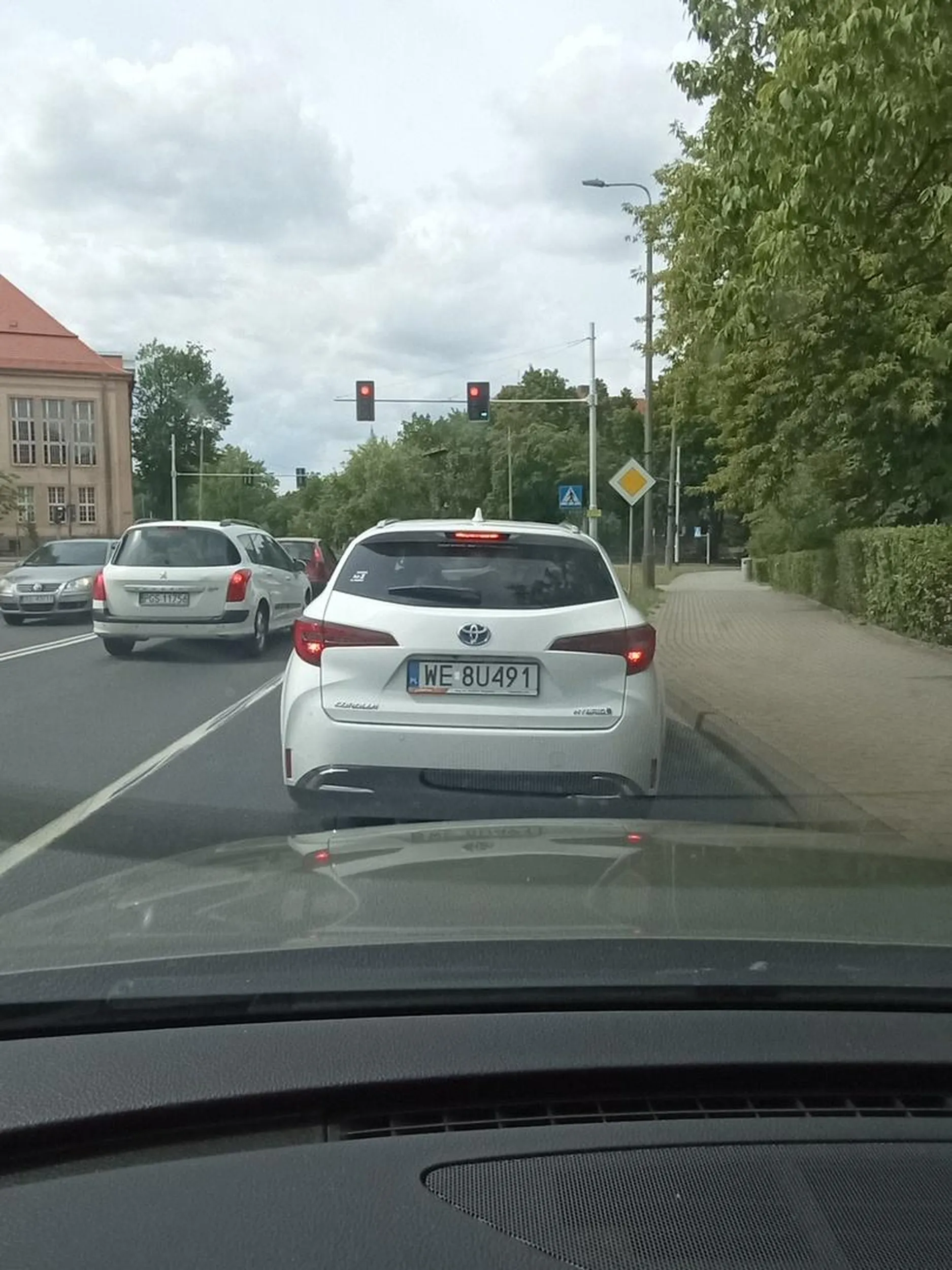 Oferma zmienia pas przed samochodem paniusia kiedyś w kogoś uderzy