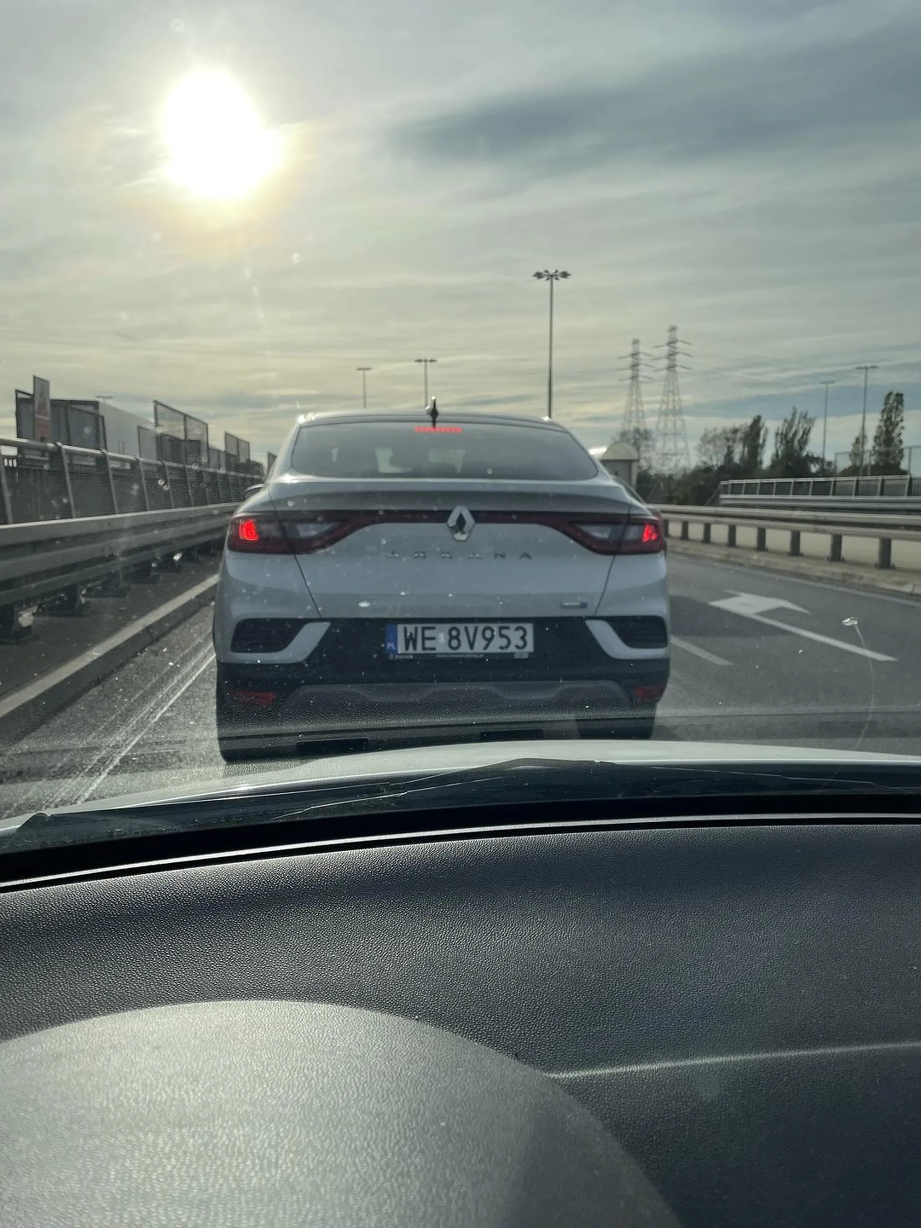 Pan nie umie zmieniać pasów ruchu, tylko wp****ala się w jadący obok samochód. Żeby to był raz - ok. Zdarza się. Ale typ dokładnie ten sam manewr powtórzył kilkaset metrów dalej.  Nagranie z rejestratora zostanie przekazane policji.