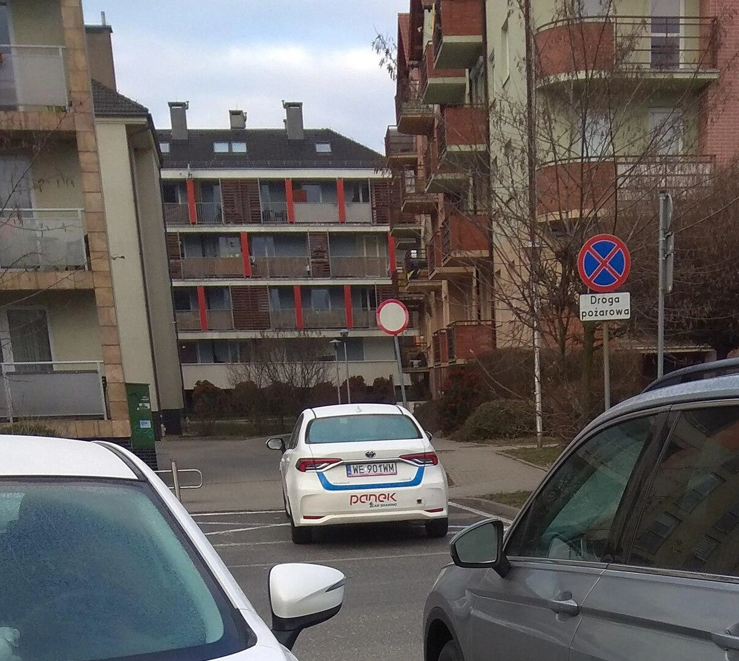 Droga pożarowa, zakaz zatrzymywania. Ciekawe czy Panek wyciaga jakiekolwiek konsekwencje za takie akcje.