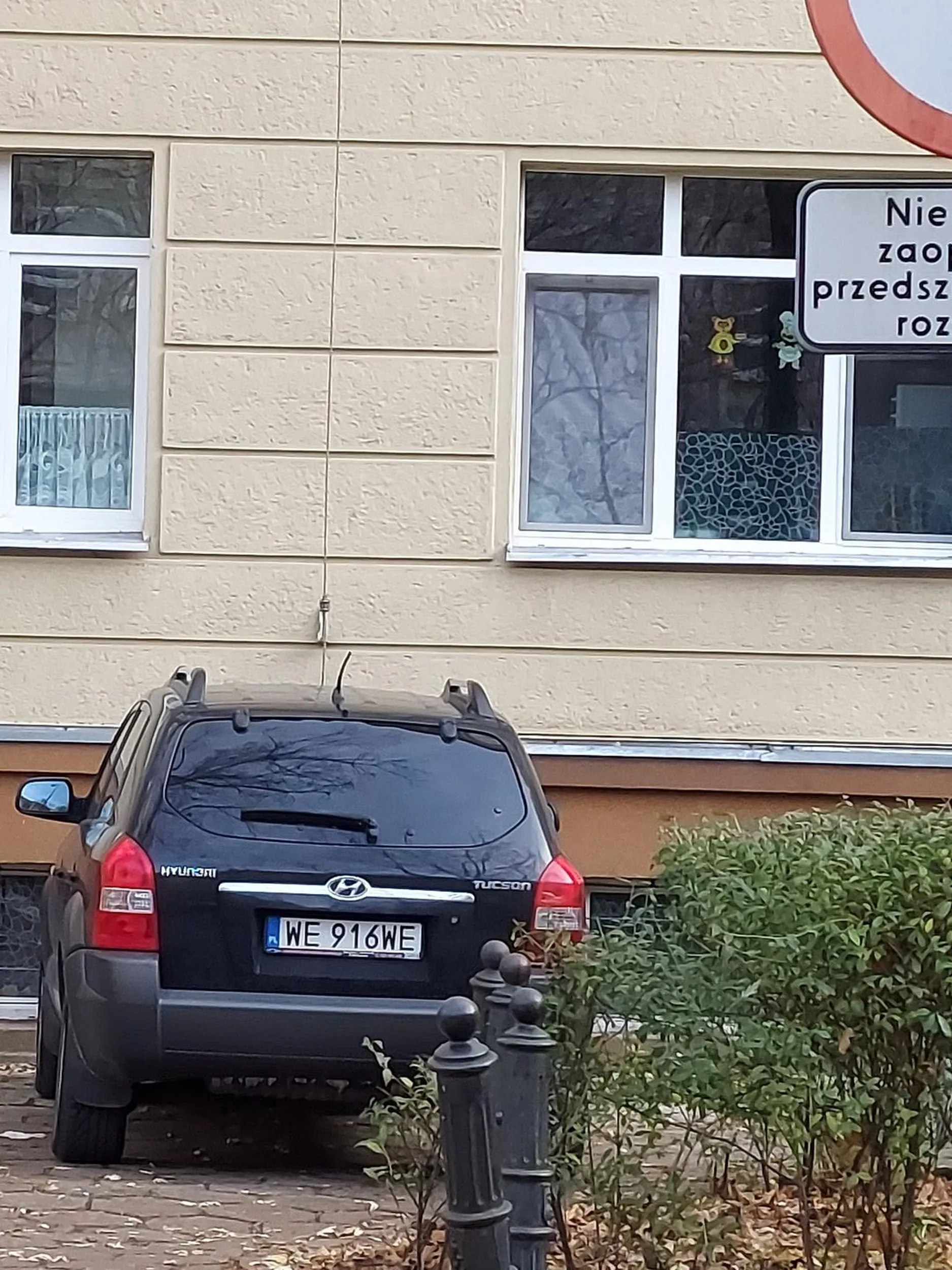 Dama wjechala pod przedszkole bo ona może. Prawko w chipsów czy kupione za świniaka? Jak widać za mała wielkość znaku bo damesa ma problem ze wzrokiem.