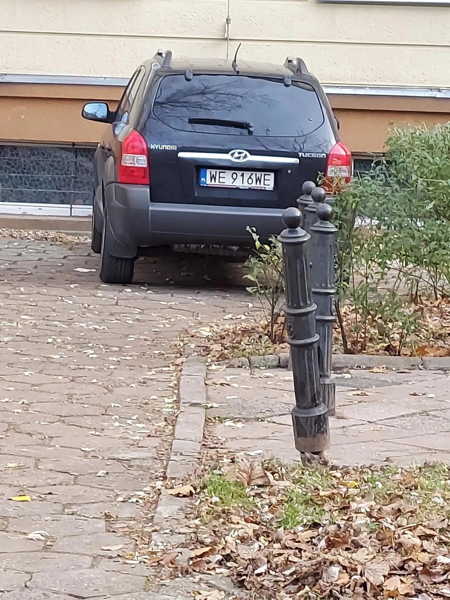 Dama wjechala pod przedszkole bo ona może. Prawko w chipsów czy kupione za świniaka? Jak widać za mała wielkość znaku bo damesa ma problem ze wzrokiem.