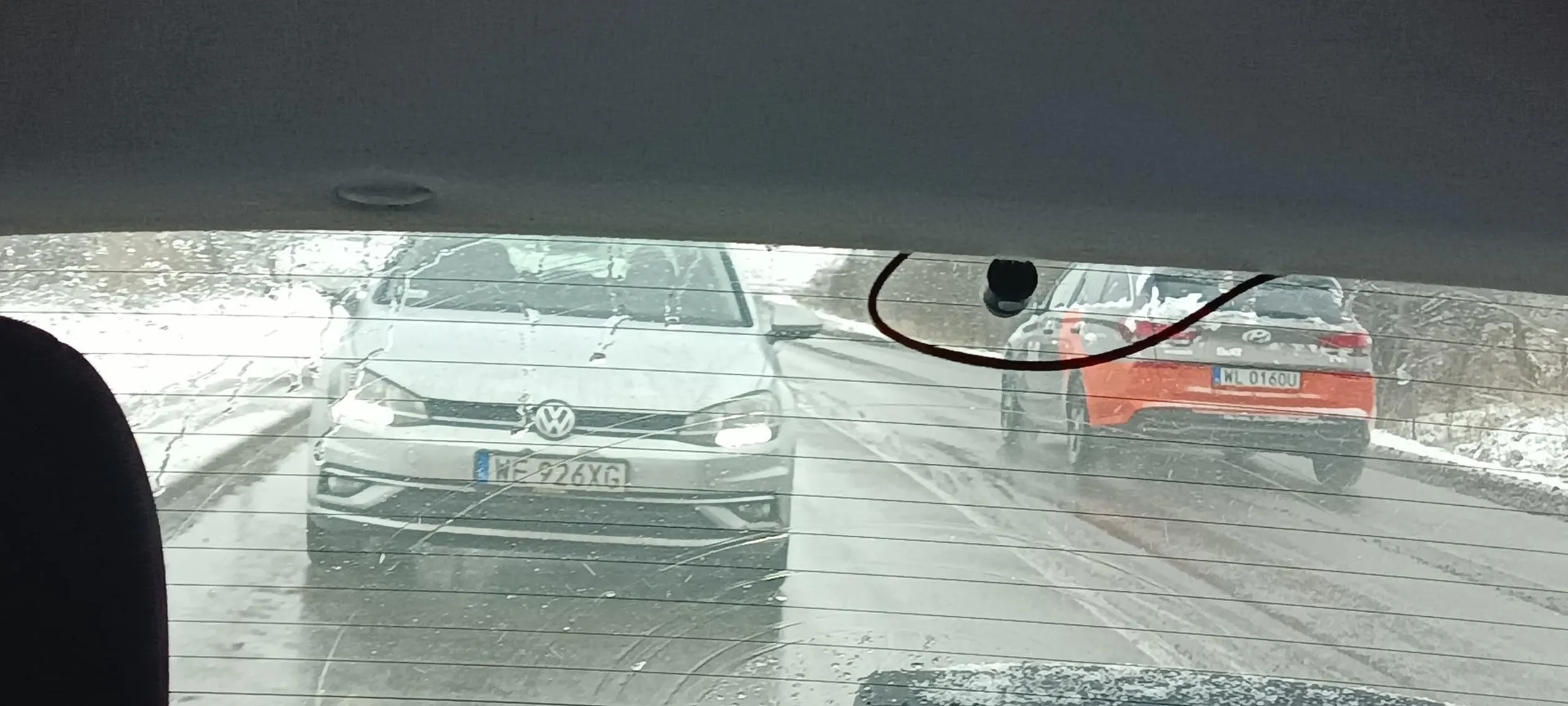 Młody niewyżyty. Wymusza pierwszeństwo jadąc na swoim czerwonym. Później próbuje wysiadać i straszyć, pokazuje wulgarne gesty i robi zdjęcia.