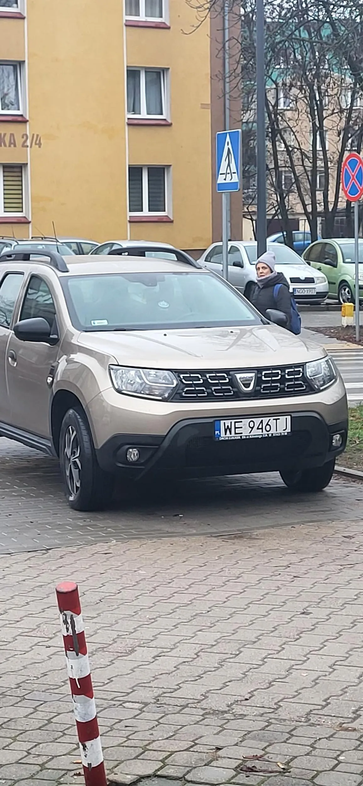 Dzięki Panu pewna osoba która dobrze znam i ma problem z nogami nie mogliśmy podjechać pod przychodzenie aby miała bliżej przy wejściu aby wejść bo strasznie tą osobę bolało i ledwo chodziła osoba z owym rejestracja dzięki temu burakowi zatamował wjazd pod wejście naucz się parkować w taki sposób aby innym nie przeszkadzać i aby był wjazd dla chorych