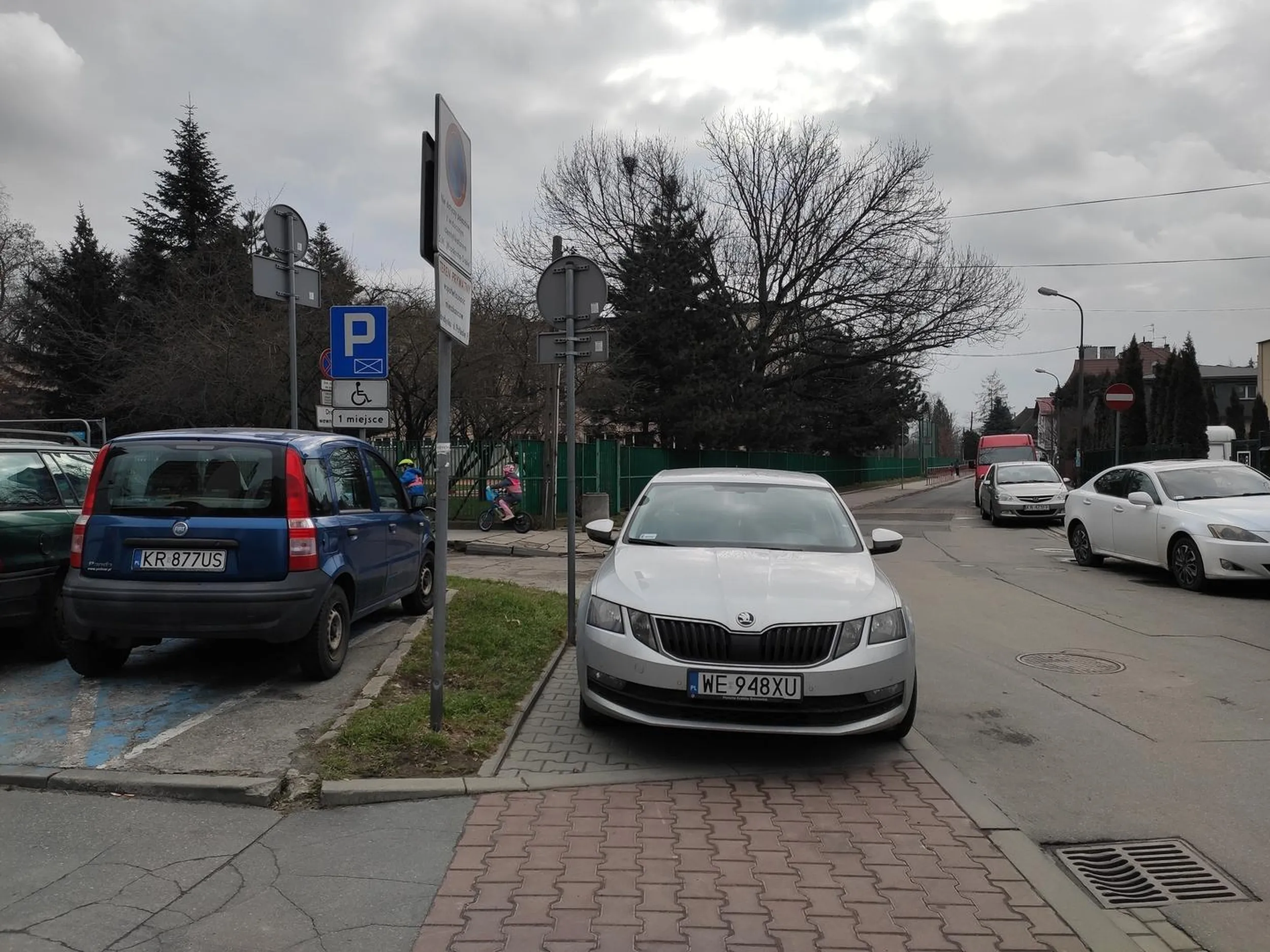 Nie pozdrawiam kierowcę, który uważa ze chodnik to jedno wielkie miejsce parkingowe a matki z wózkami muszą omijać wielmoznego ulica...