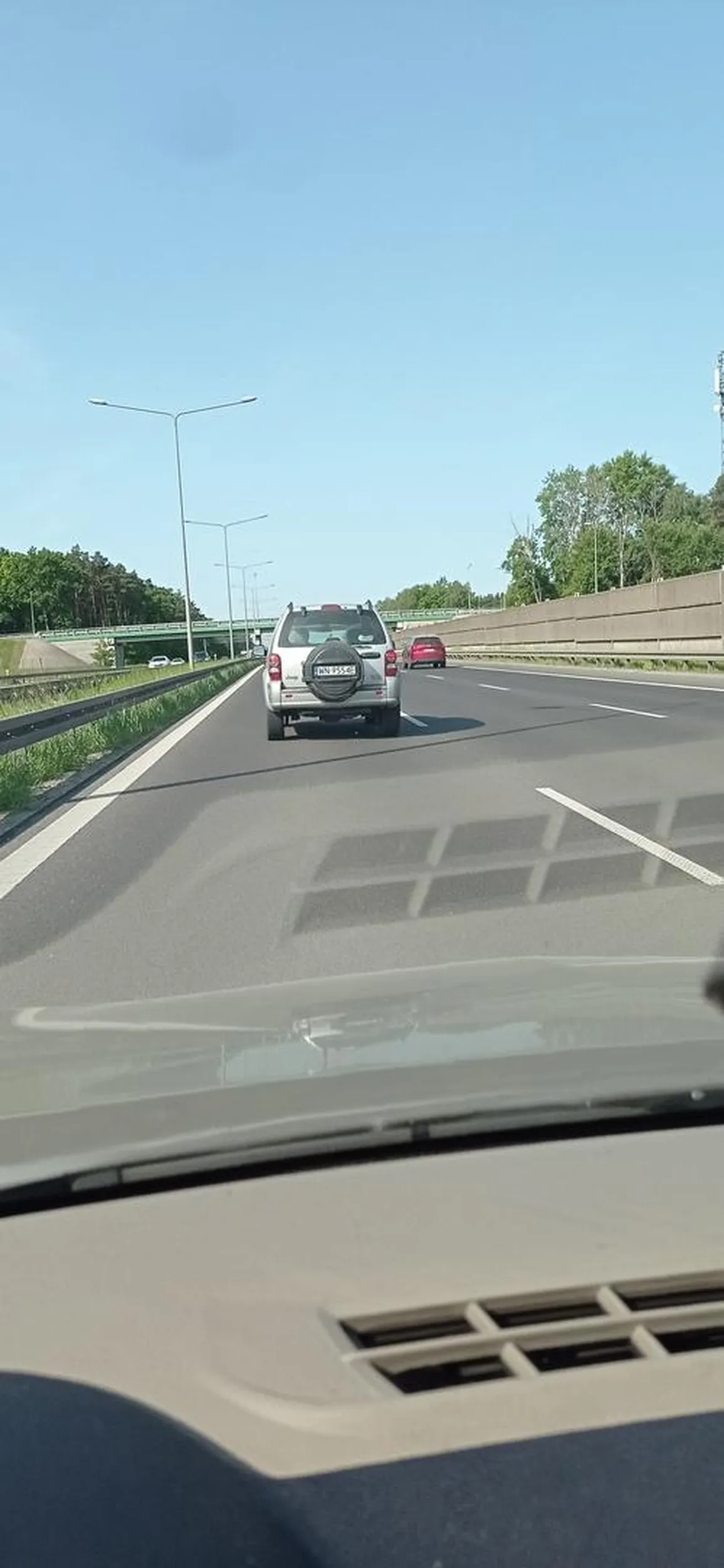 Stary .uj zajeżdża drogę i spycha na barierki przy prędkości ponad 100 km/h.