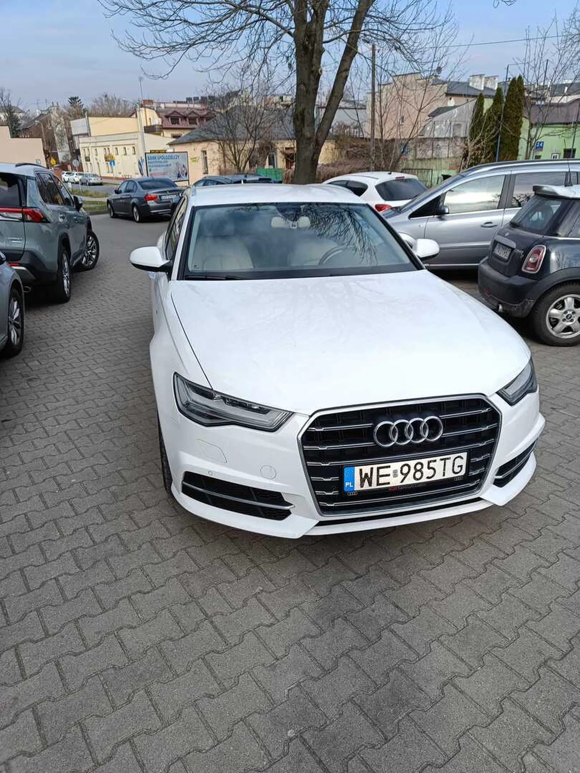 Nienaganne parkowanie. Nikogo Pan/Pani nie blokuje.