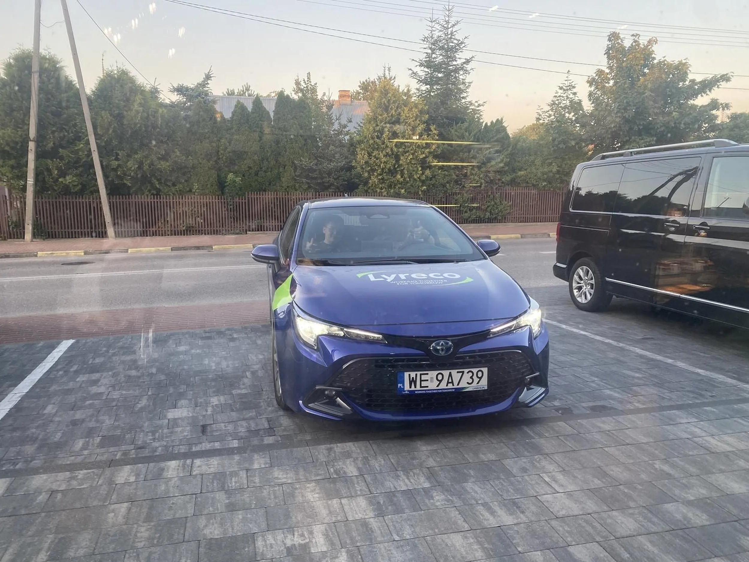 Prawo jazdy znalezione w chipsach. Wstyd dla firmy Lyreco jakich ignorantów zatrudnia. Świadomie zaparkować na dwóch miejscach i jeszcze być z tego dymnym… Brawo…