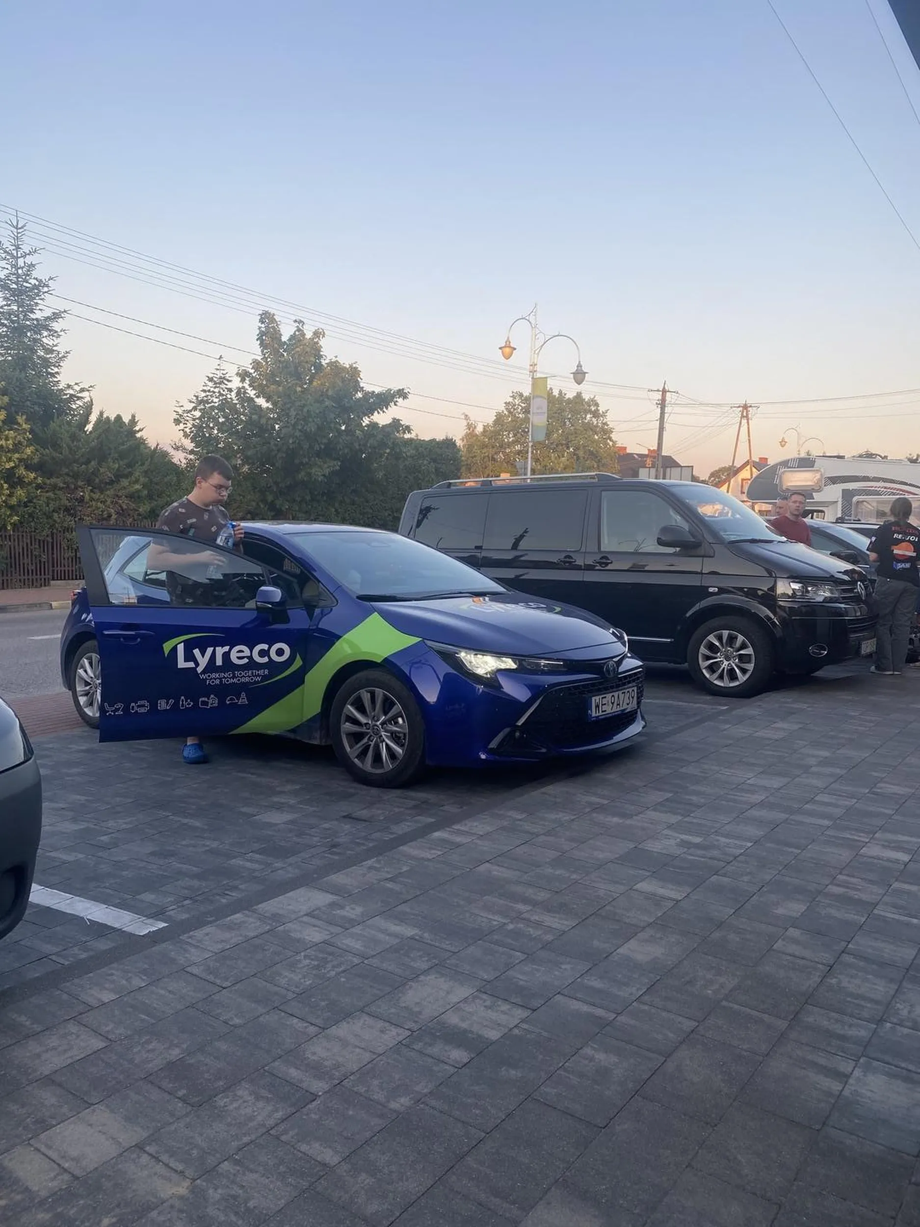 Prawo jazdy znalezione w chipsach. Wstyd dla firmy Lyreco jakich ignorantów zatrudnia. Świadomie zaparkować na dwóch miejscach i jeszcze być z tego dymnym… Brawo…