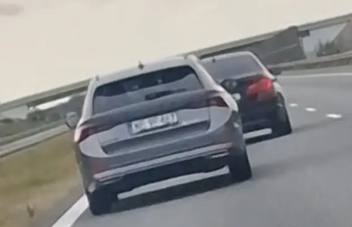 Typowy cwaniak. Wciska się na żyletkę pod maskę, mimo, że nie ma miejsca. Jednocześnie jeździ na zderzaku auta przed nim. A jak zaprasza się go na postój, aby pewne rzeczy wytłumaczyć, to ma pełne portki