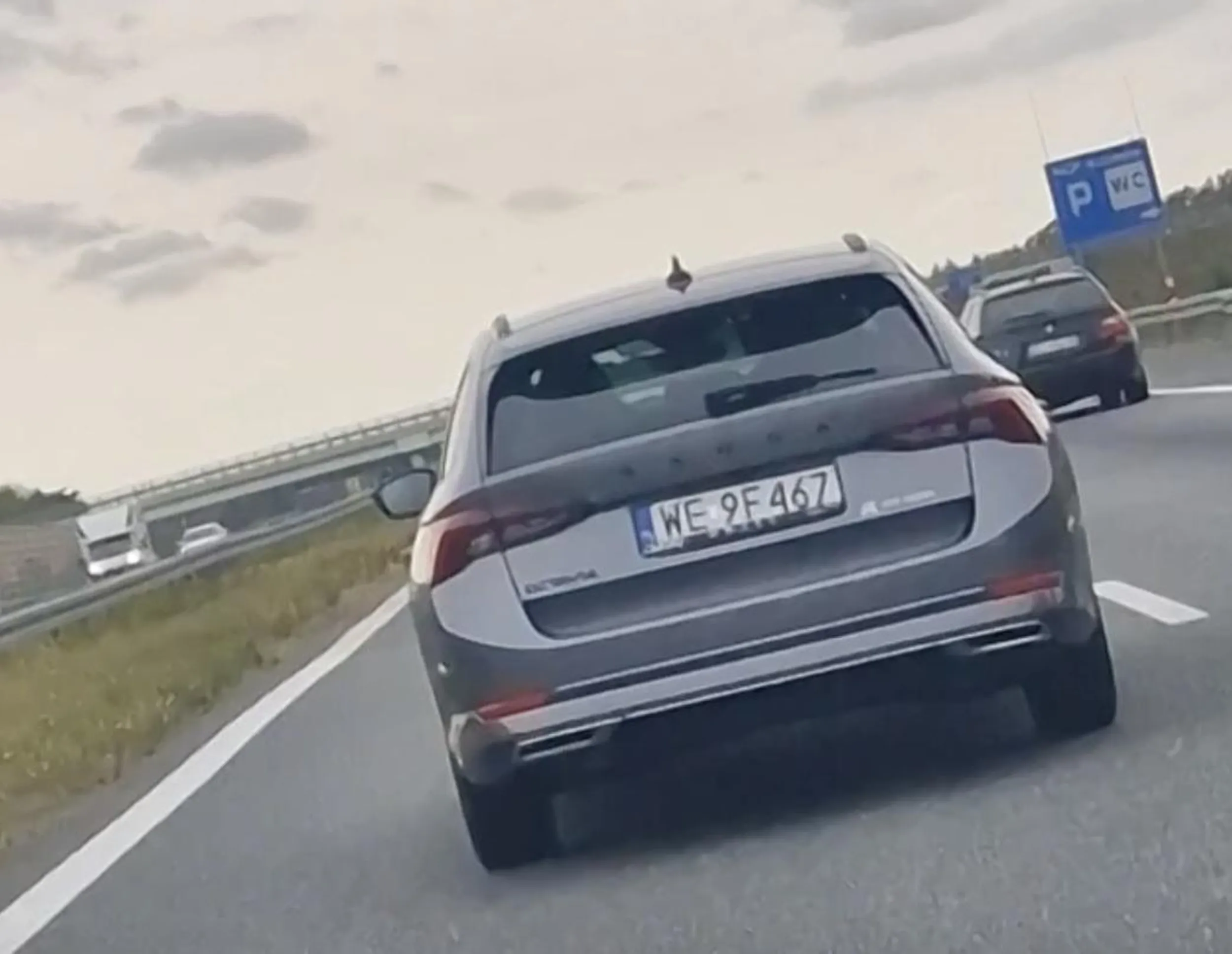 Typowy cwaniak. Wciska się na żyletkę pod maskę, mimo, że nie ma miejsca. Jednocześnie jeździ na zderzaku auta przed nim. A jak zaprasza się go na postój, aby pewne rzeczy wytłumaczyć, to ma pełne portki