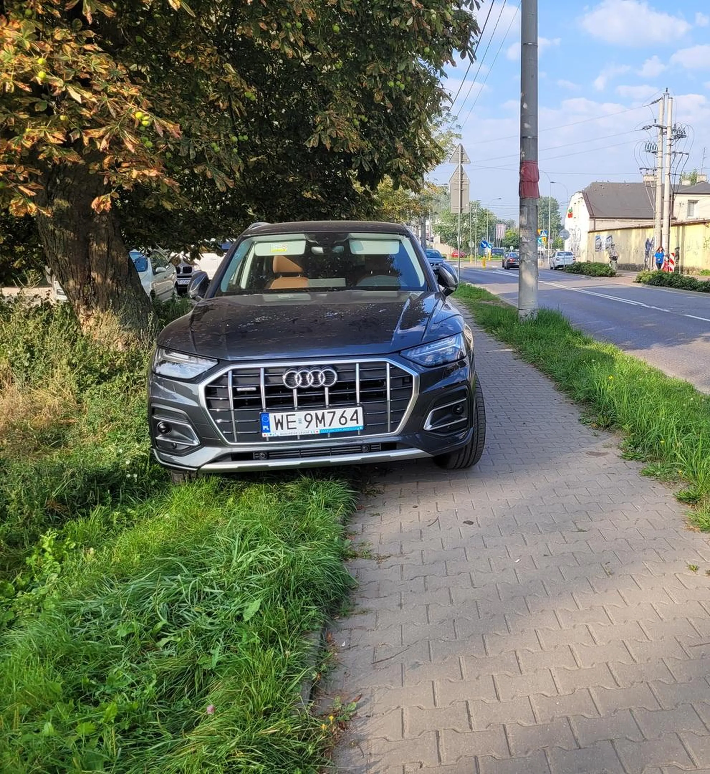 Po chodniku przejechała i zostawiła auto paniusia, której najwidoczniej prawo już nie obowiązuje. Pod przedszkolem. Wstyd.