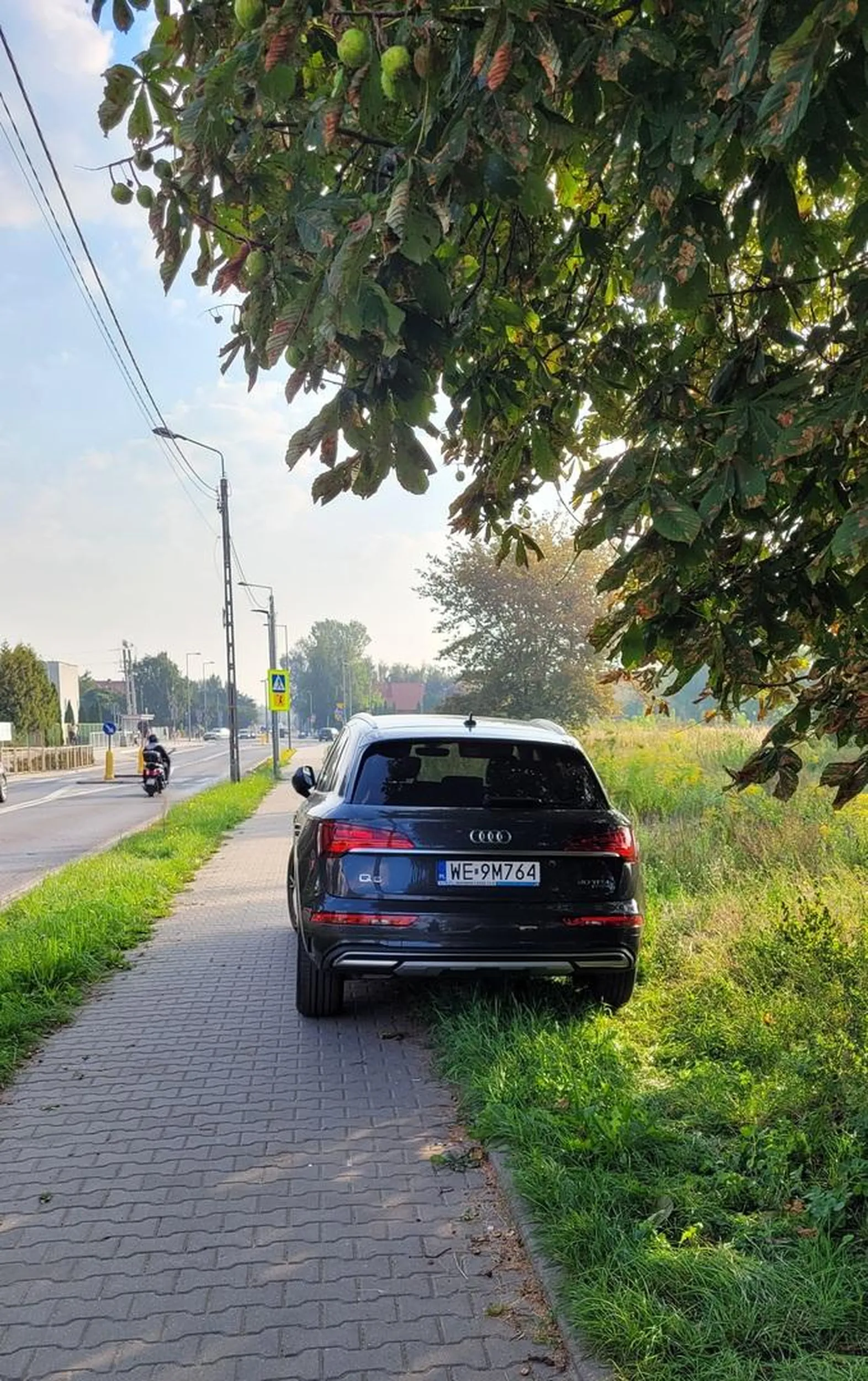 Po chodniku przejechała i zostawiła auto paniusia, której najwidoczniej prawo już nie obowiązuje. Pod przedszkolem. Wstyd.