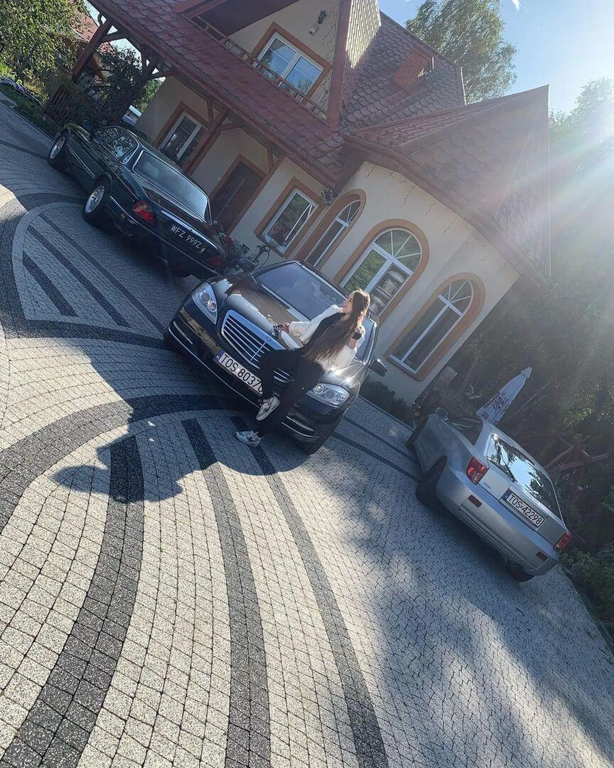 Jaguar stoi najprawdopodobniej w Ostrowcu Świętokrzyskim jest dalej na oryginalnych tablicach, zdjęcie z instagrama Klaudi Kosno