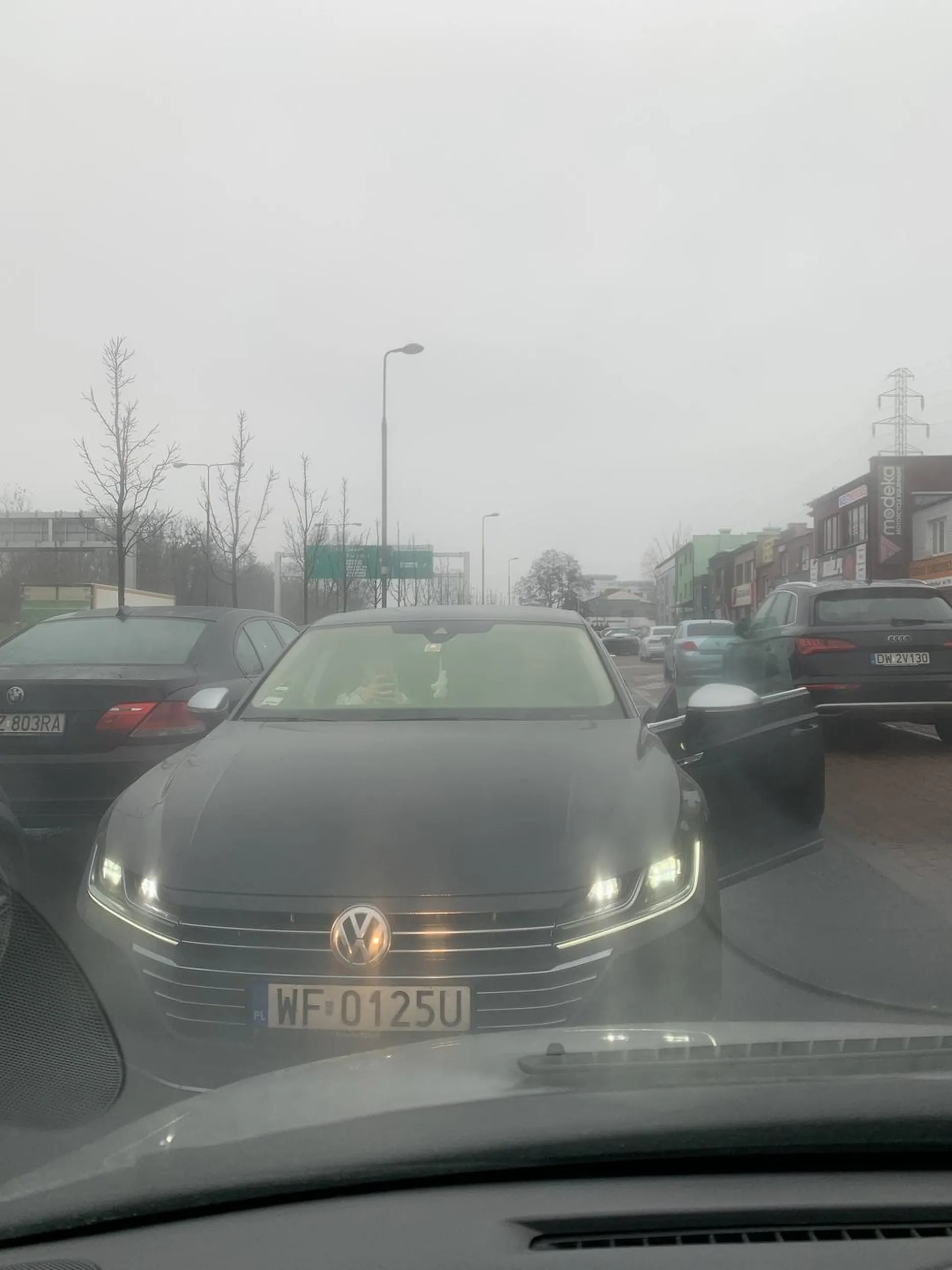 Cham wyzywa i chamsko każe zjechać mu z drogi mimo braku pierwszeństwa (auta zaparkowane po jego stronie) i pluje na auto