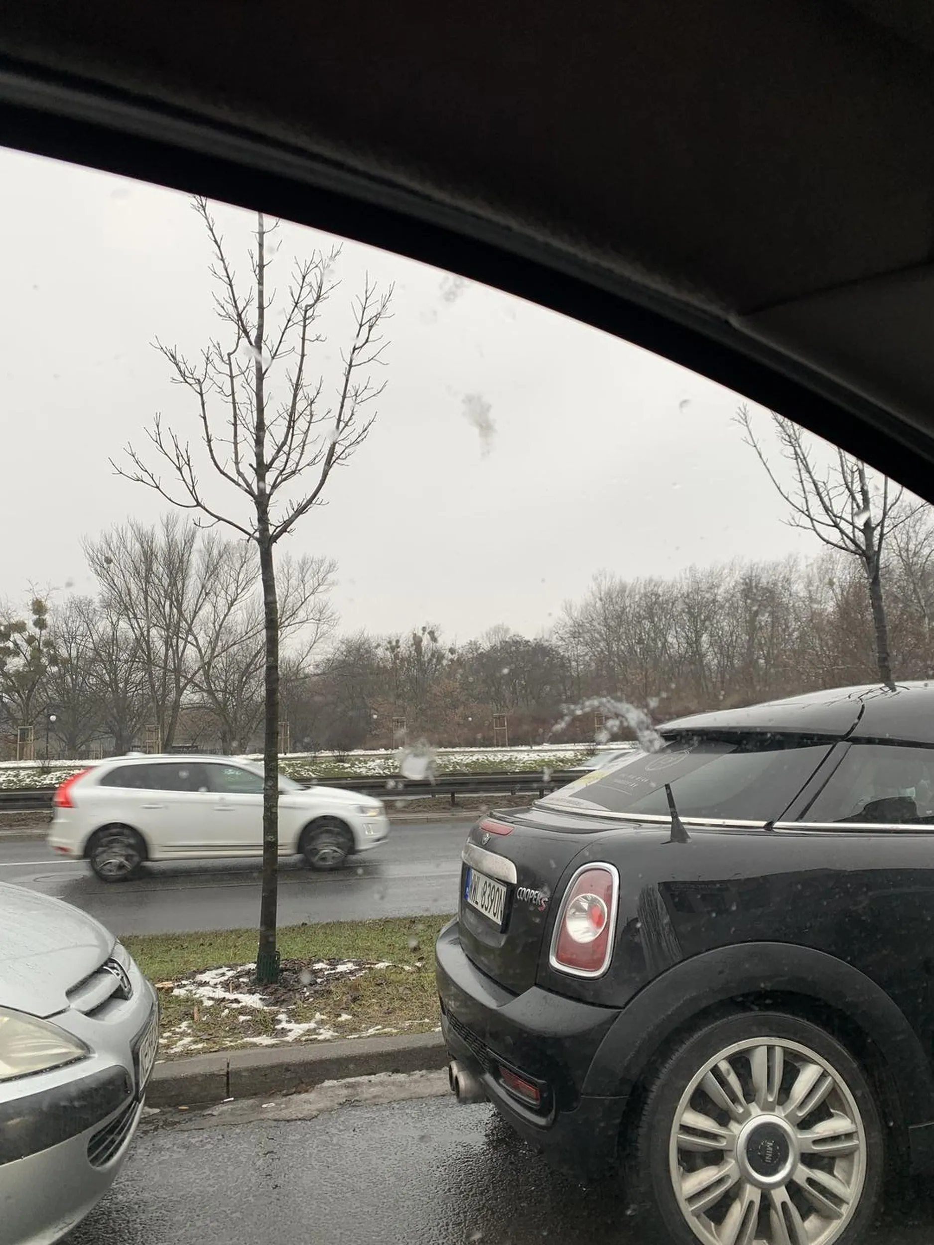 Cham wyzywa i chamsko każe zjechać mu z drogi mimo braku pierwszeństwa (auta zaparkowane po jego stronie) i pluje na auto