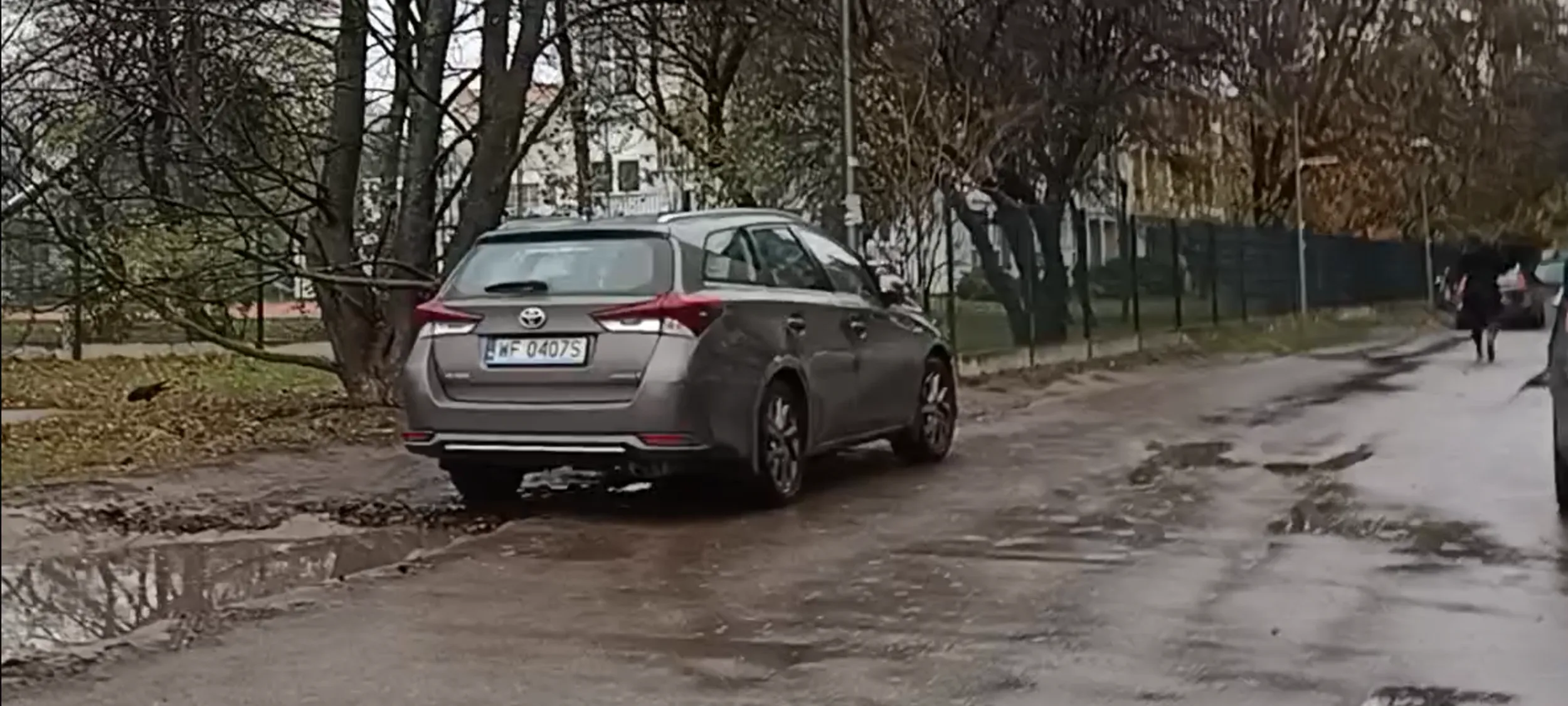 Lubi mieć błotko na butach, albo psie kupy.