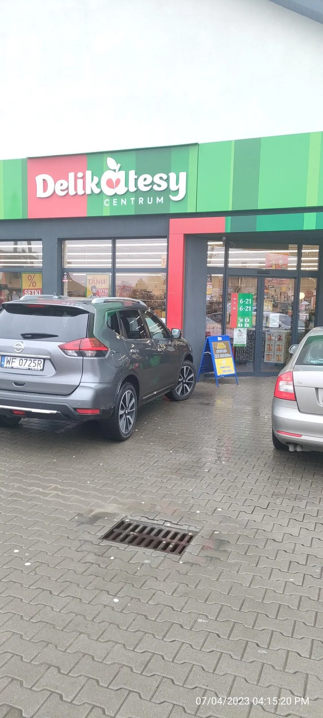 miszczowie podwójnii (pisownia celowa nie obrażamy prawdziwych mistrzów) parkowania na wejściu do sklepu