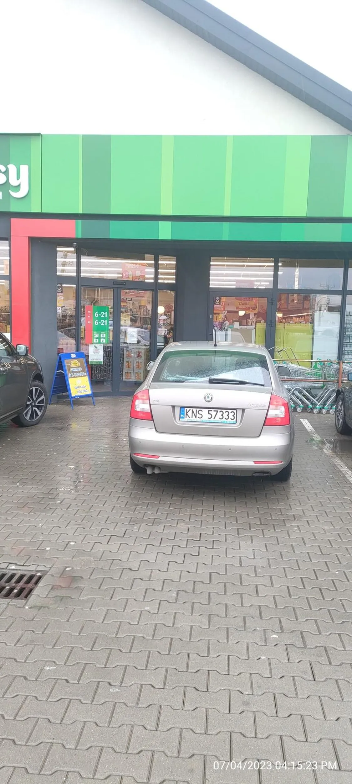 miszczowie podwójnii (pisownia celowa nie obrażamy prawdziwych mistrzów) parkowania na wejściu do sklepu