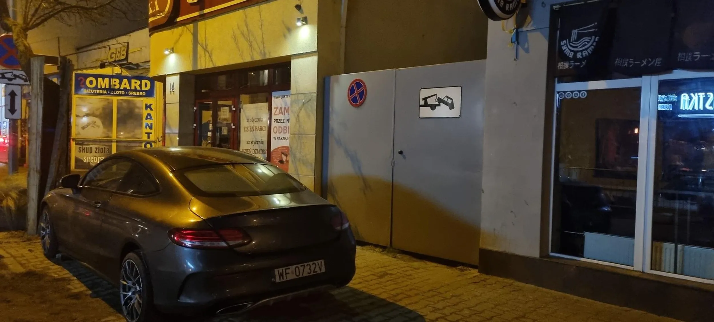 Stoi na bramie kutas