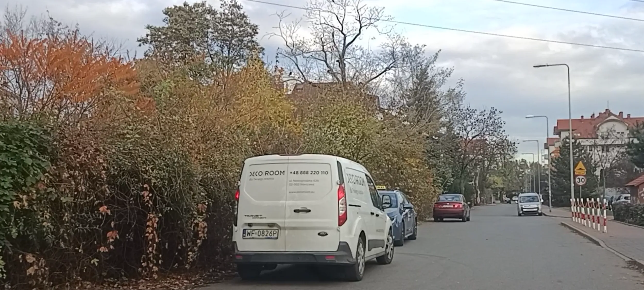 Auto zaparkowane na ulicy Hermana w Warszawie gdzie obowiązuje zakaz zatrzymywania się i postoju