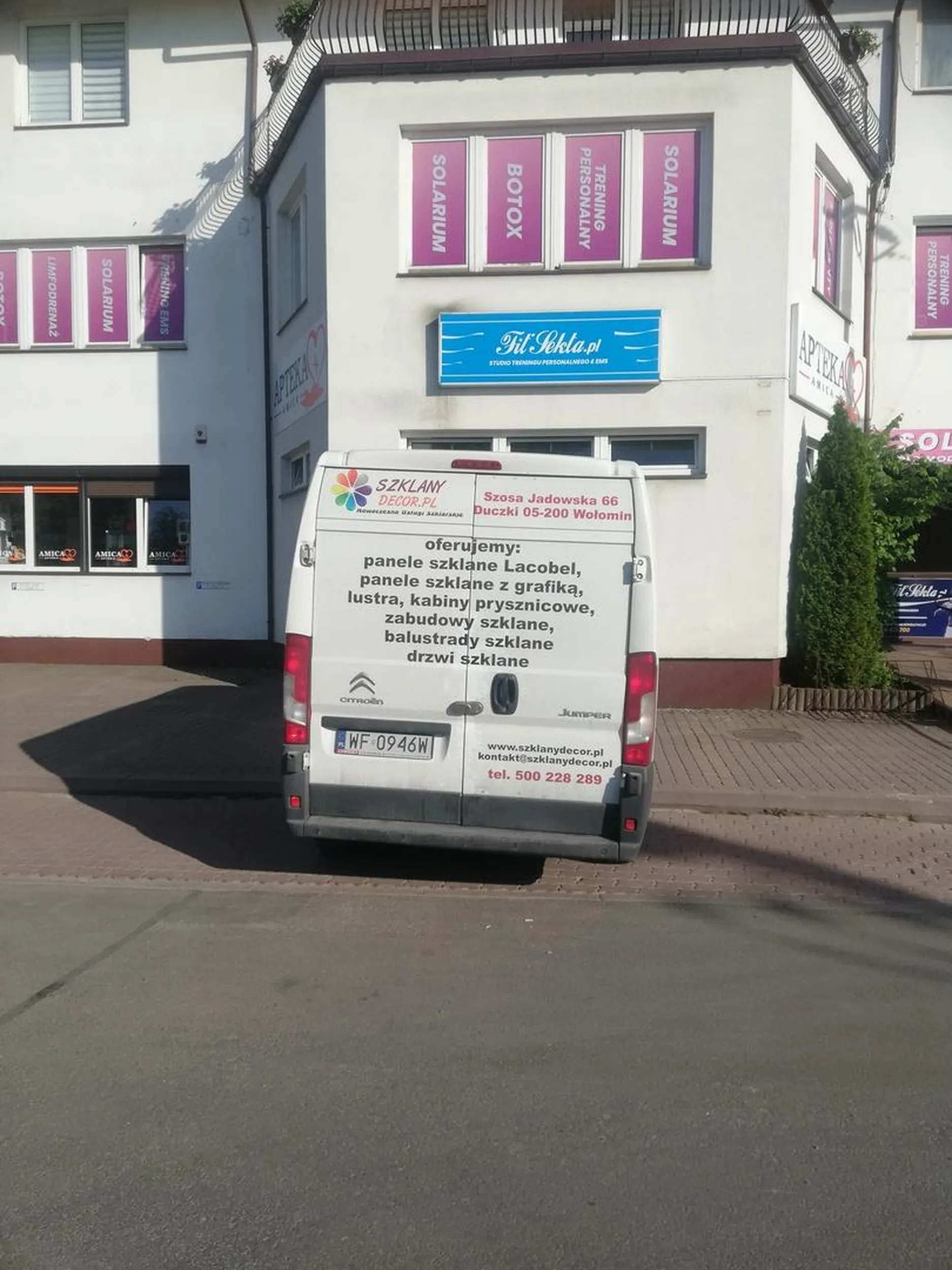 Parkowanie w poprzeg chodnika pojazdem powyżej 3,5t masy całkowitej i niszczenie tym samym chodnika, zatarasowanie przejścia pieszym i zmuszenie ich do wejścia na jezdnię