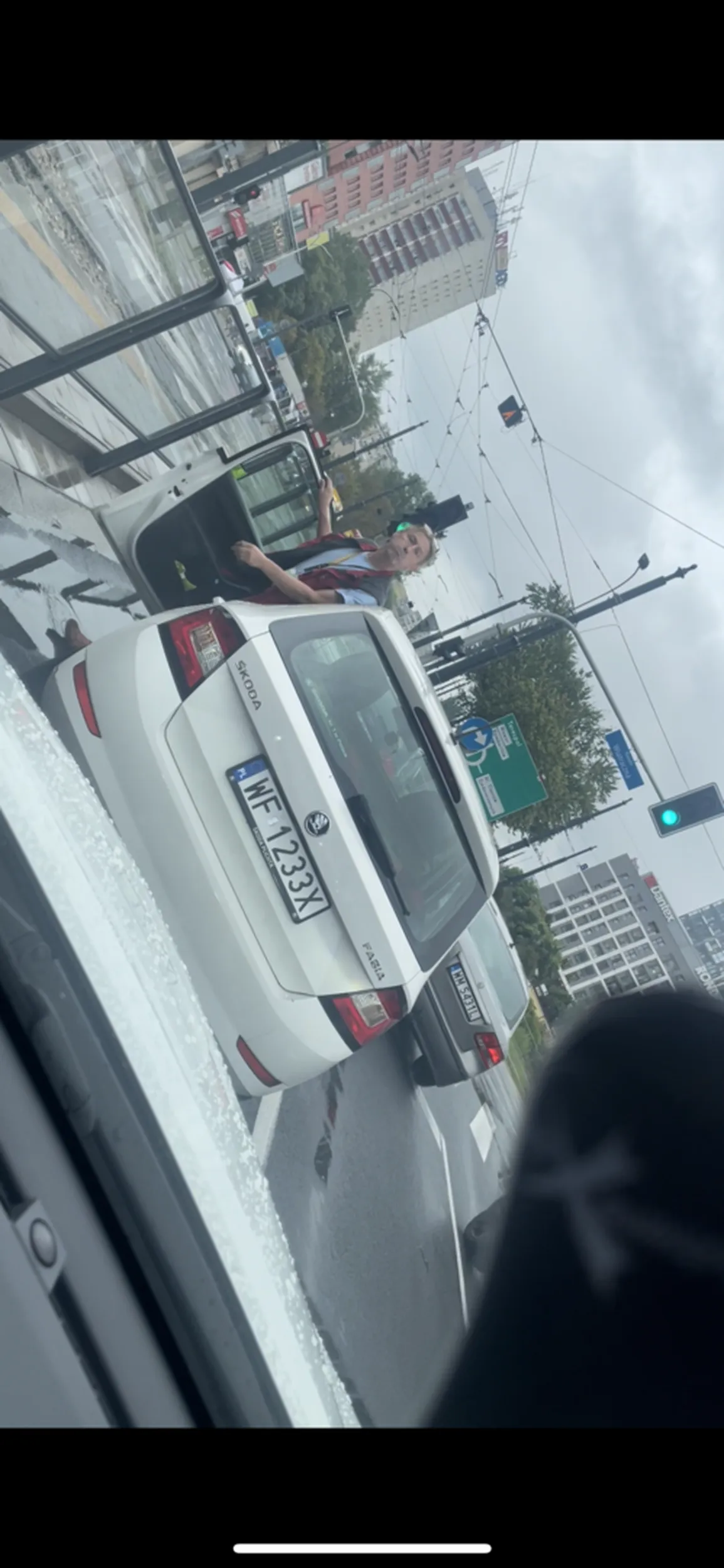 Gamoń na drodze uważać pluje na auta . Kobieta w ciąży z małym dzieckiem sama . Stresujący pan