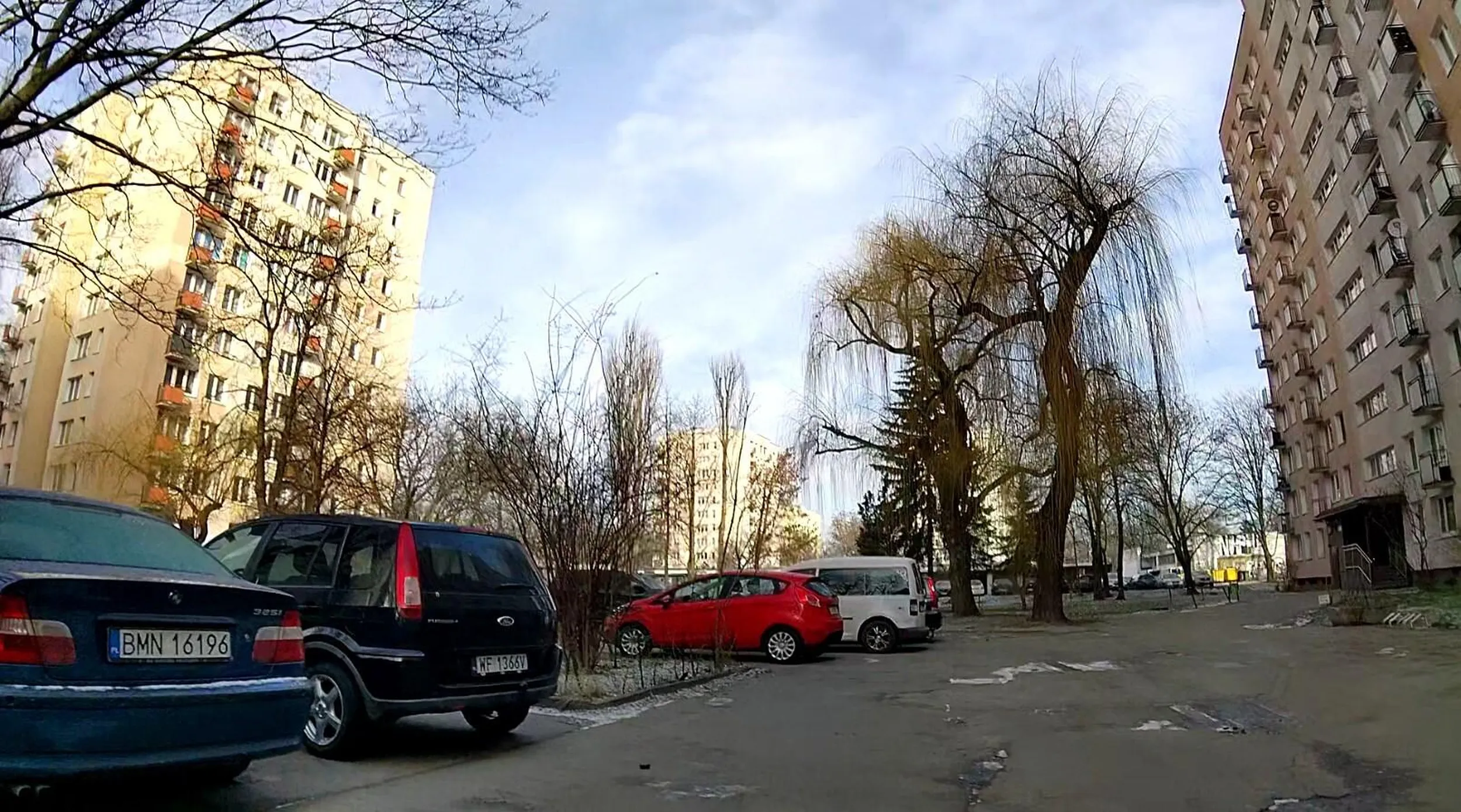 Parkuje na chodniku i utrudnia przejście. Rozjeżdża błoto na podwórku