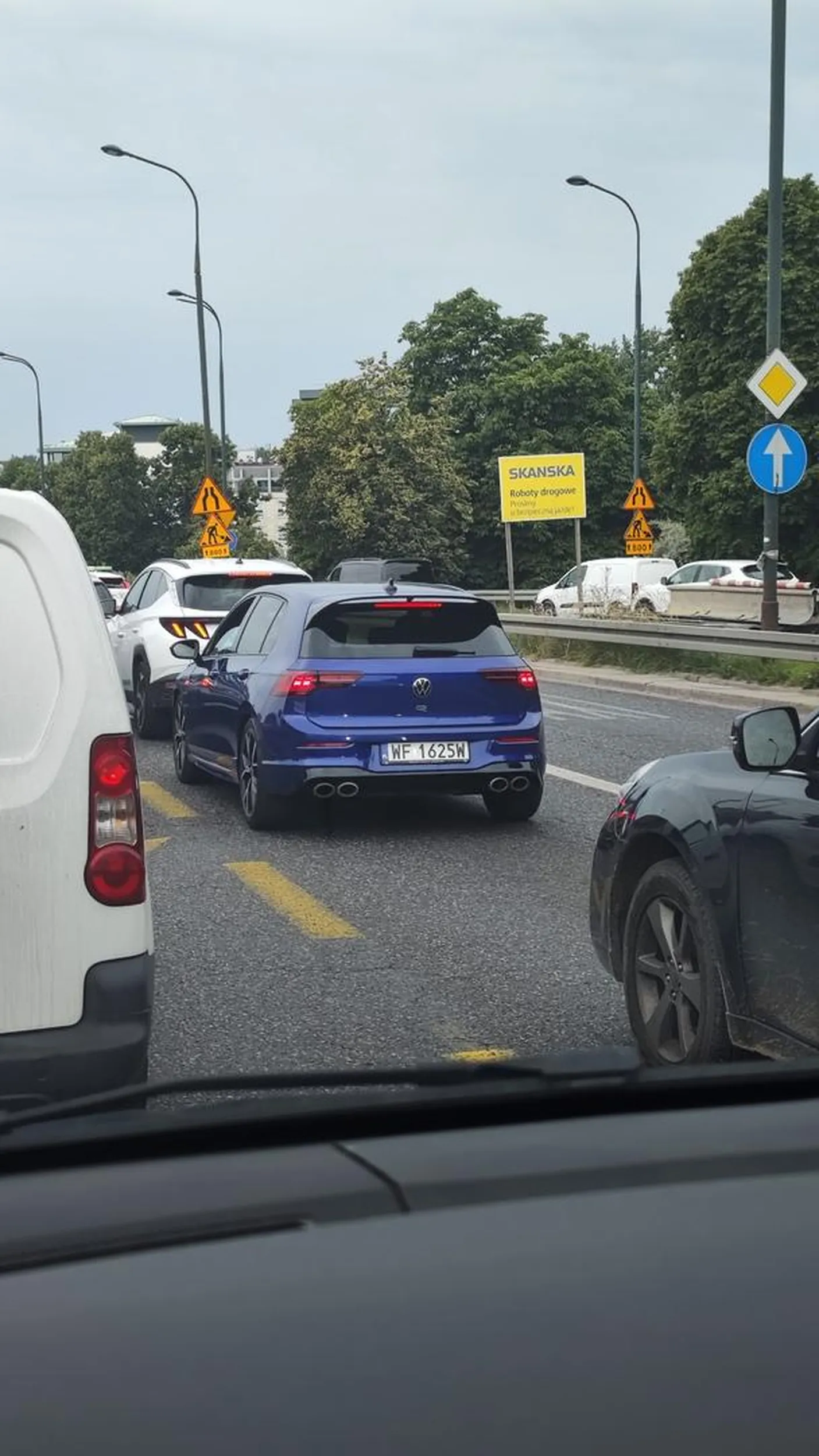 Śmieciarzu, jak już palisz to wywalają te pety do popielniczki swojego golfa a nie prosto na ulicę  przez szybę