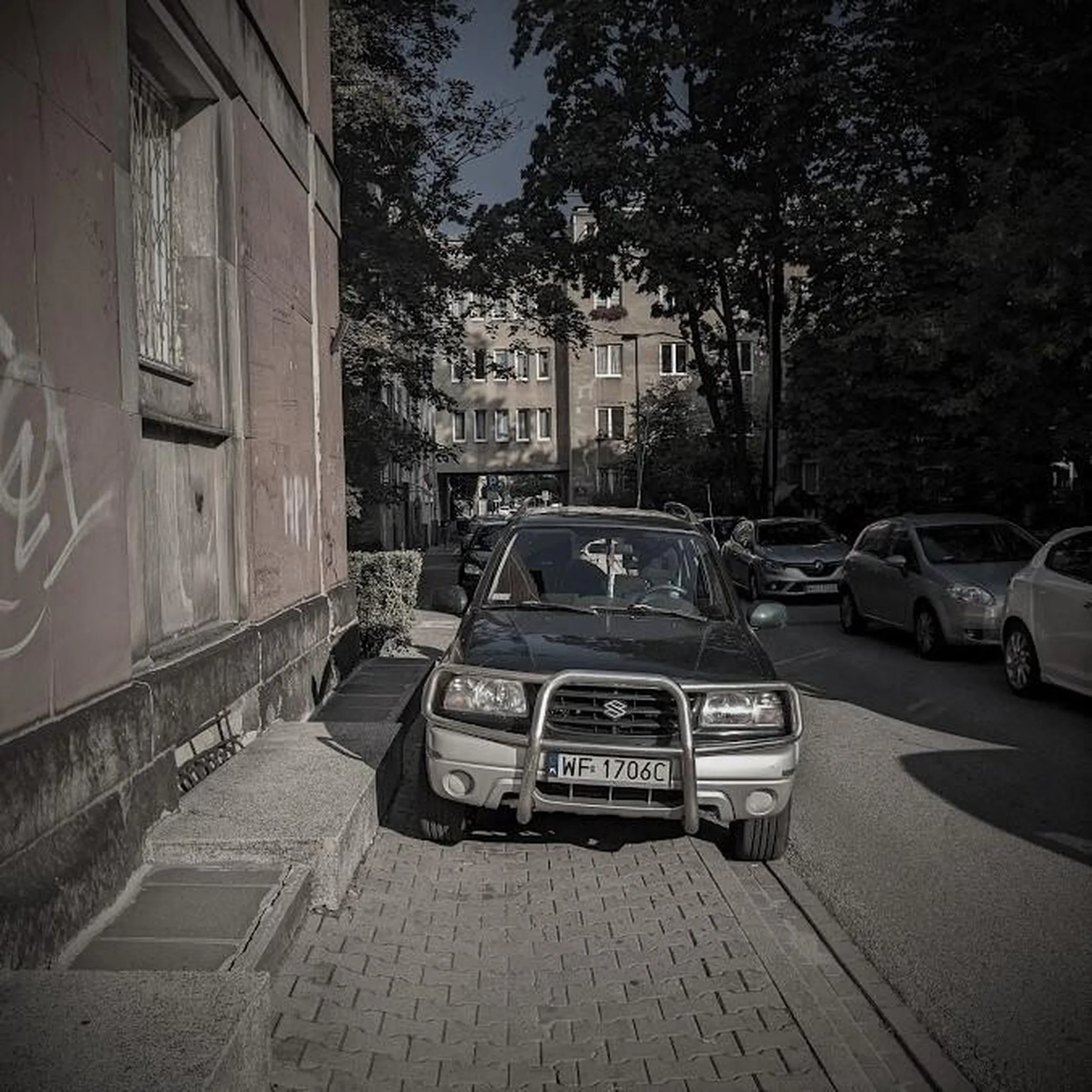 Niedocenioną zaletą samochodów terenowych jest możliwość zablokowania pieszym drogi do żłobka.
