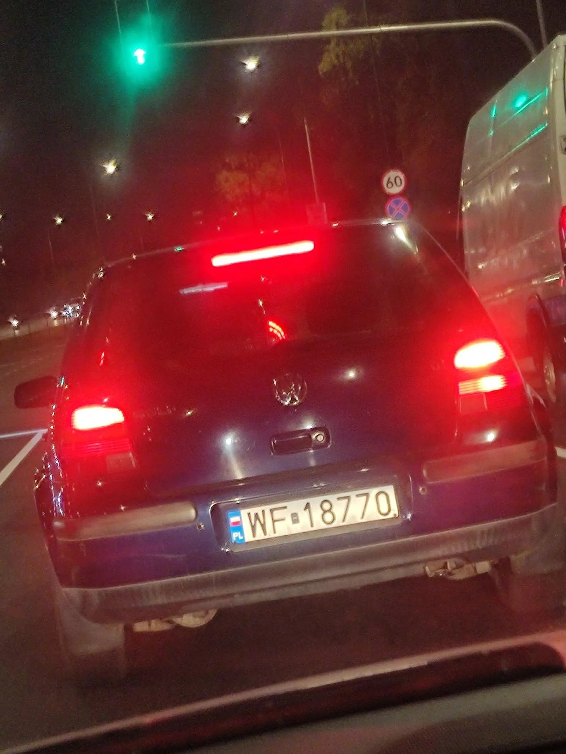 Pani stoczyła się 4 metry w tył i porysowała mi tablice rejestracyjne. Nie poczułem uderzenia więc to olałem, ale ona raczej wiedziała ze się na mnie zatrzymała i nie zareagowała. Nie polecam