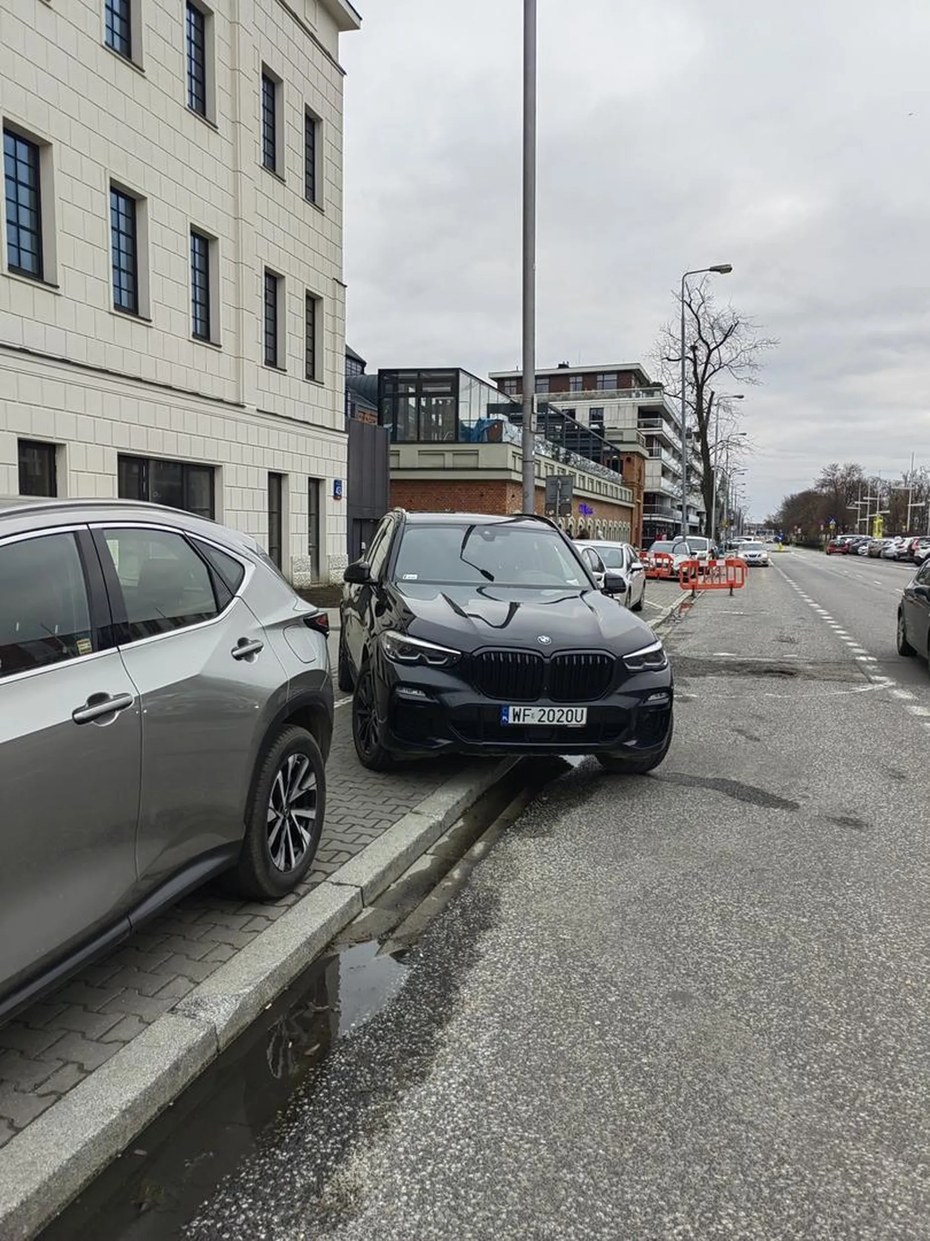 Jak nie umiesz zaparkować auta, mimo tego, że masz wystarczająco miejsca, to może czas pomyśleć o przesiadce do tramwaju?