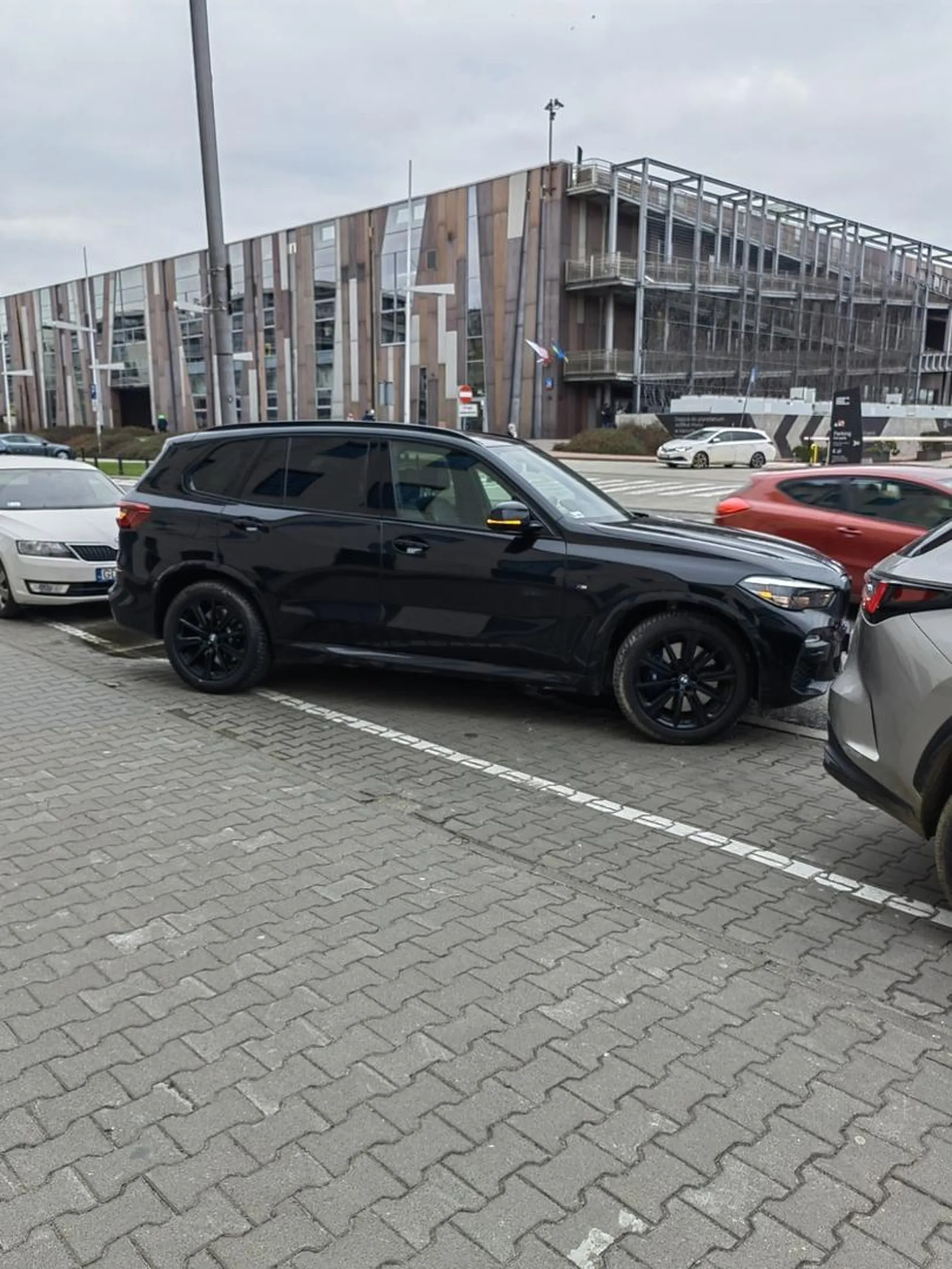 Jak nie umiesz zaparkować auta, mimo tego, że masz wystarczająco miejsca, to może czas pomyśleć o przesiadce do tramwaju?