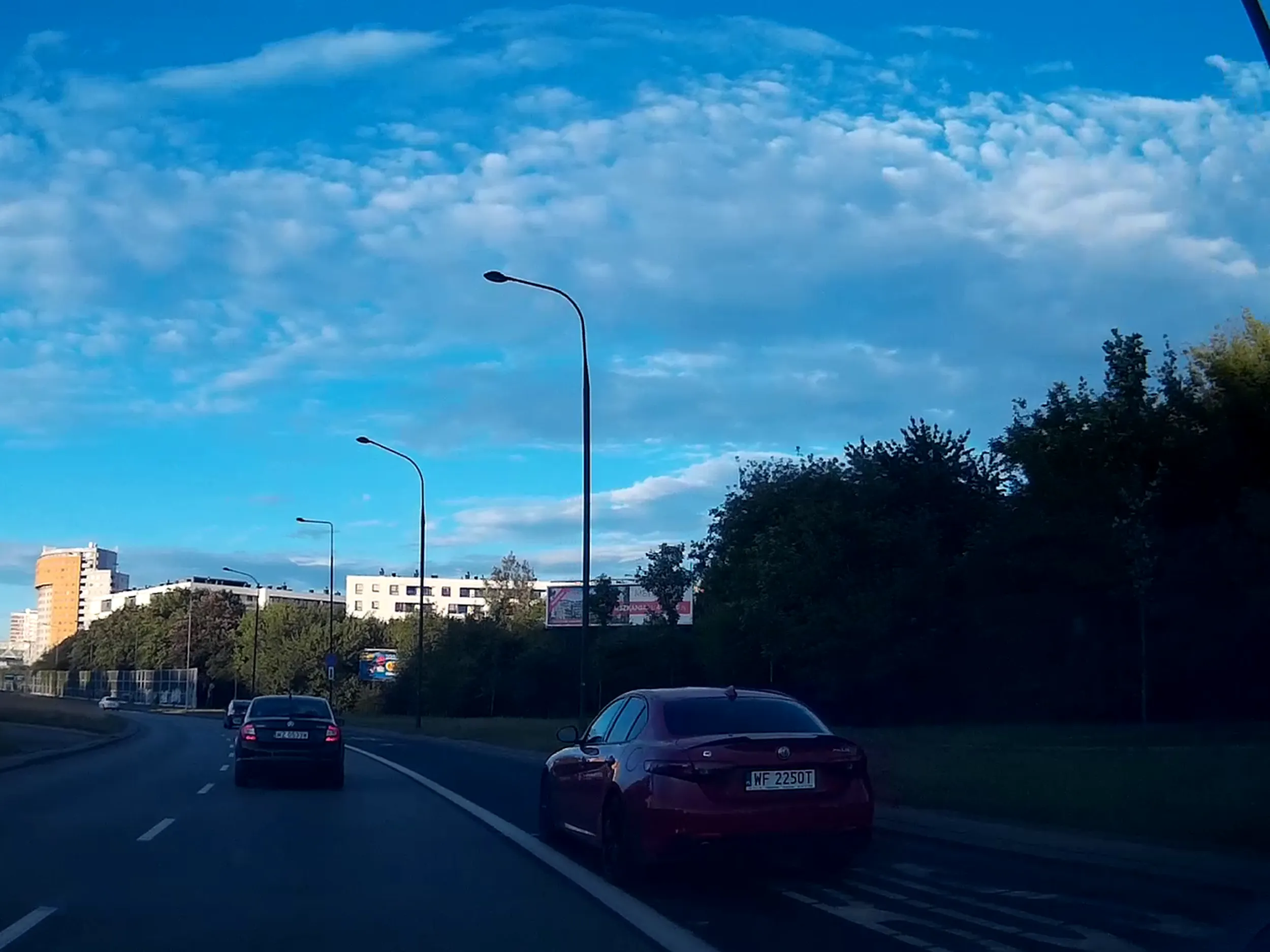 Pajac jeździ po buspasach żeby wyprzedzać innych bo dopuszczalne 80 to dla niego za mało