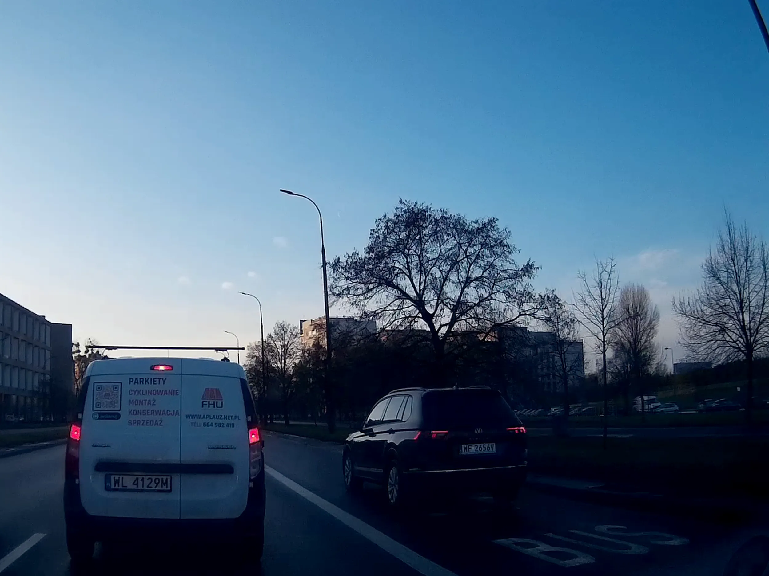 Omija korek buspasem. Aleja Sikorskiego w Warszawie.