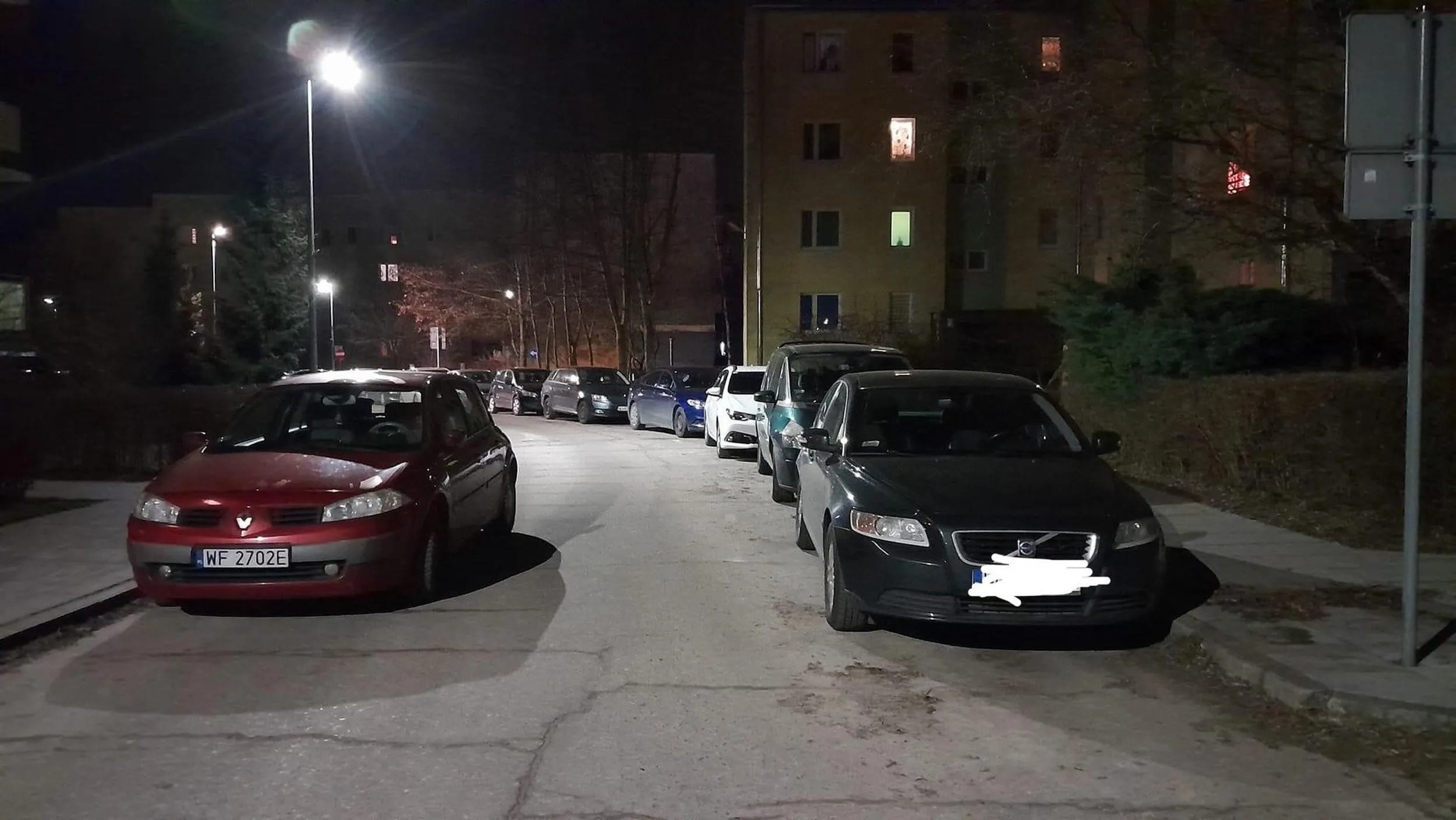 Człowiek mądry inaczej zaparkował na cała noc tak że zablokował przejazd przez ulicę. A podobno bez mózgu nie da się żyć :D