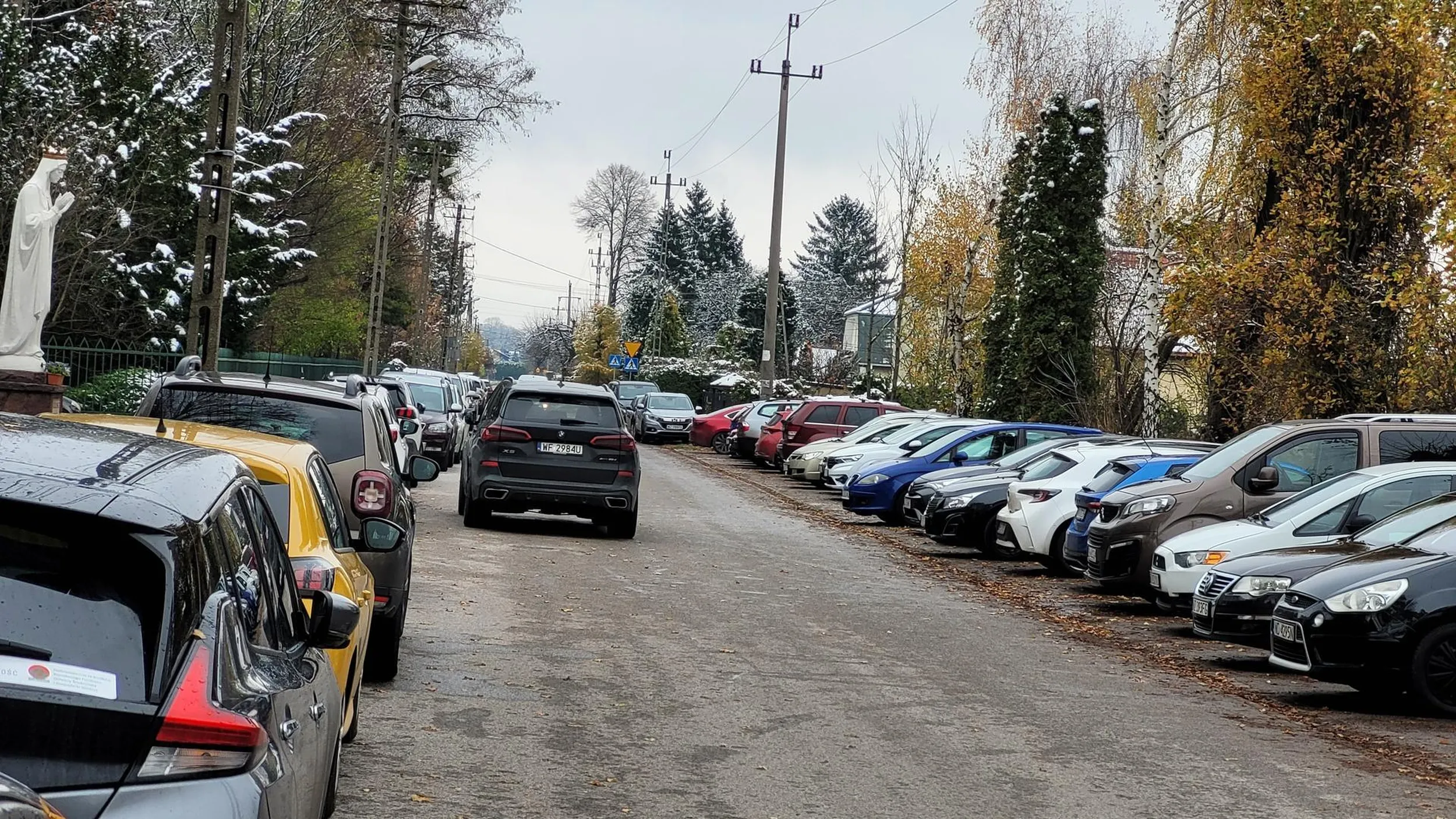 Typowe parkowanie BMW, po warszawsku.