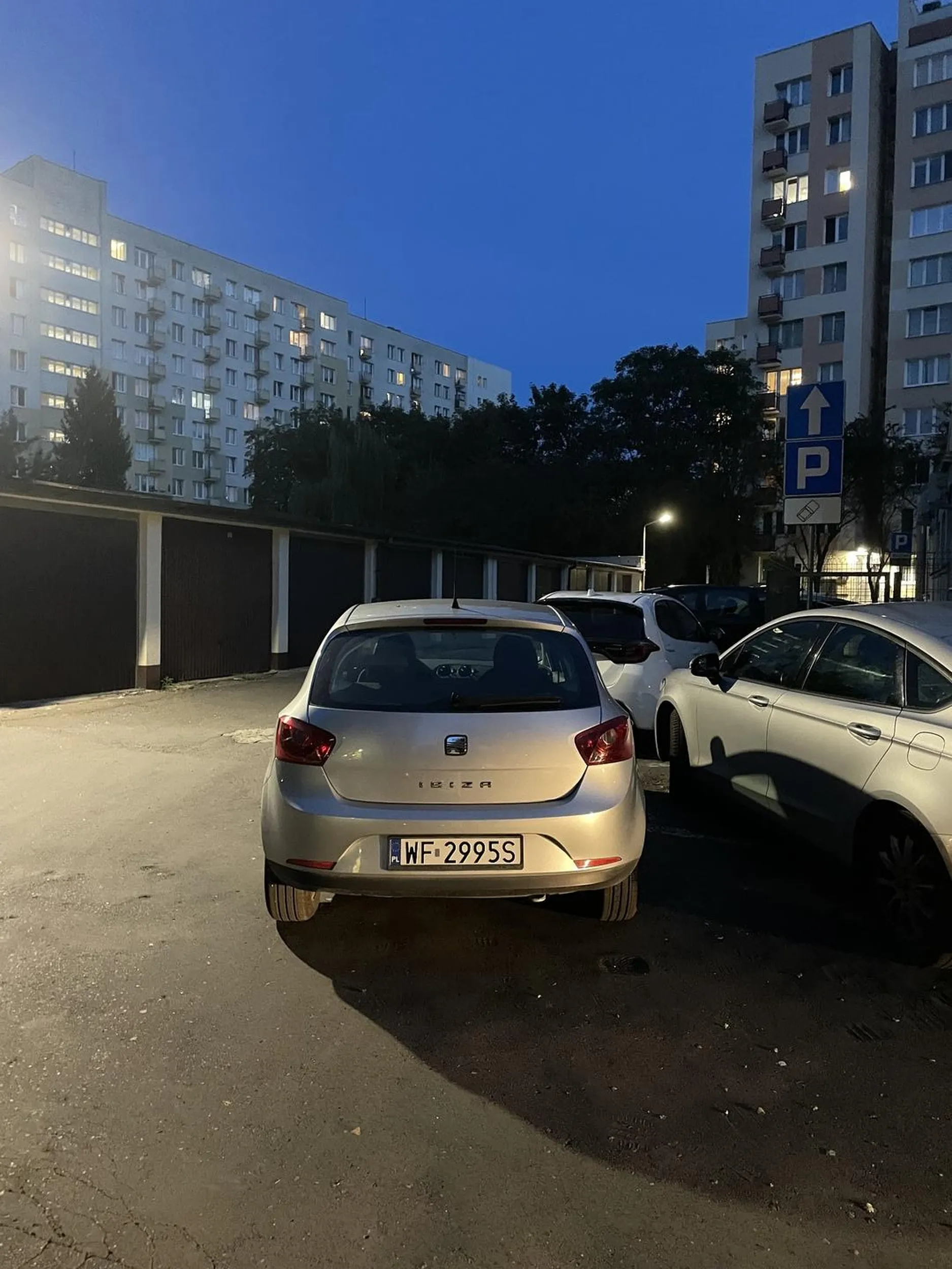 Parkuje na kopercie, uniemożliwiając wjazd do garażów