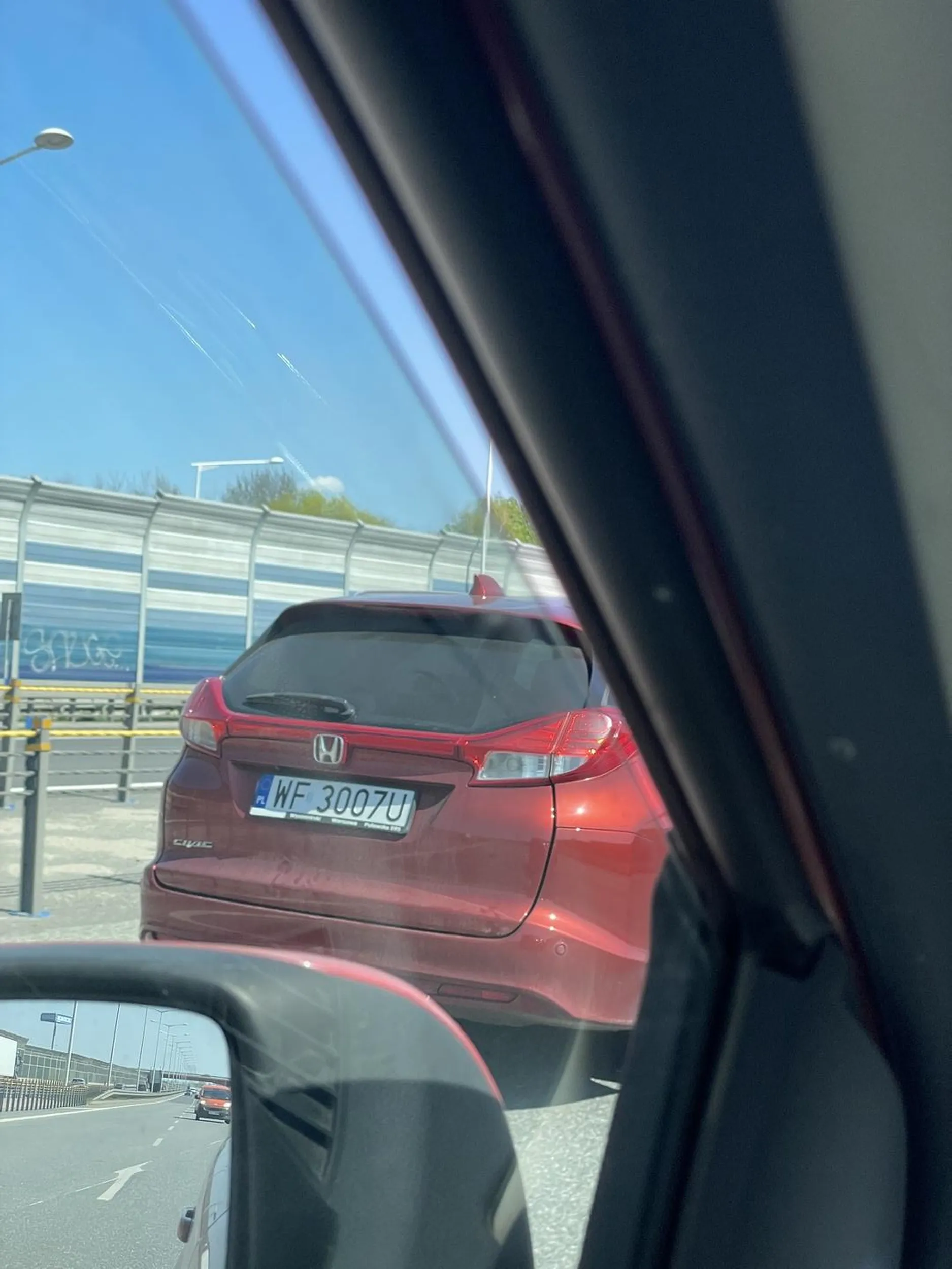 Trasa S8 na wysokości Targówka w str Białegostoku. Jechał praktycznie na zderzaku lewym pasem, kiedy to nie miałam możliwości zjechania na prawy pas, następnie wyprzedził mnie z prawej strony i ostro wyhamował przed sama maska przy prędkości 120 km/h. Na szczęście trzymałam nogę na hamulcu jeszcze zanim zmienił pas i przewidziałam co się wydarzy, tylko to nas uratowało.