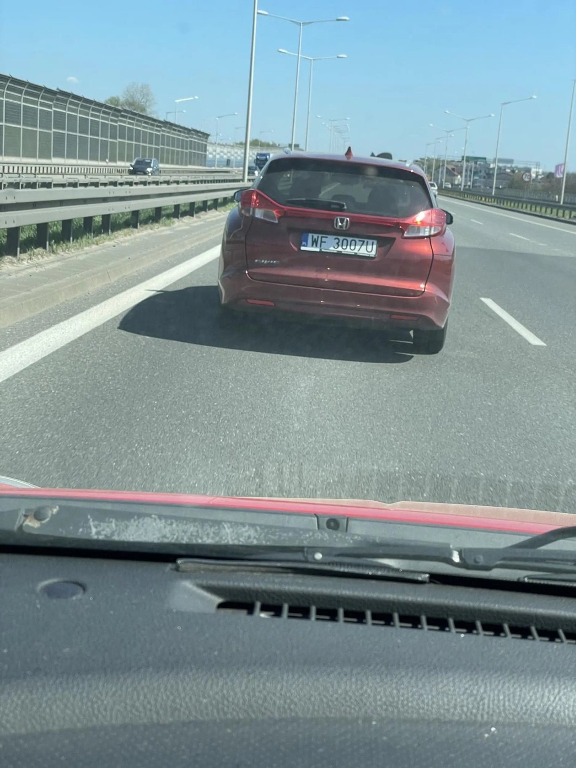 Trasa S8 na wysokości Targówka w str Białegostoku. Jechał praktycznie na zderzaku lewym pasem, kiedy to nie miałam możliwości zjechania na prawy pas, następnie wyprzedził mnie z prawej strony i ostro wyhamował przed sama maska przy prędkości 120 km/h. Na szczęście trzymałam nogę na hamulcu jeszcze zanim zmienił pas i przewidziałam co się wydarzy, tylko to nas uratowało.