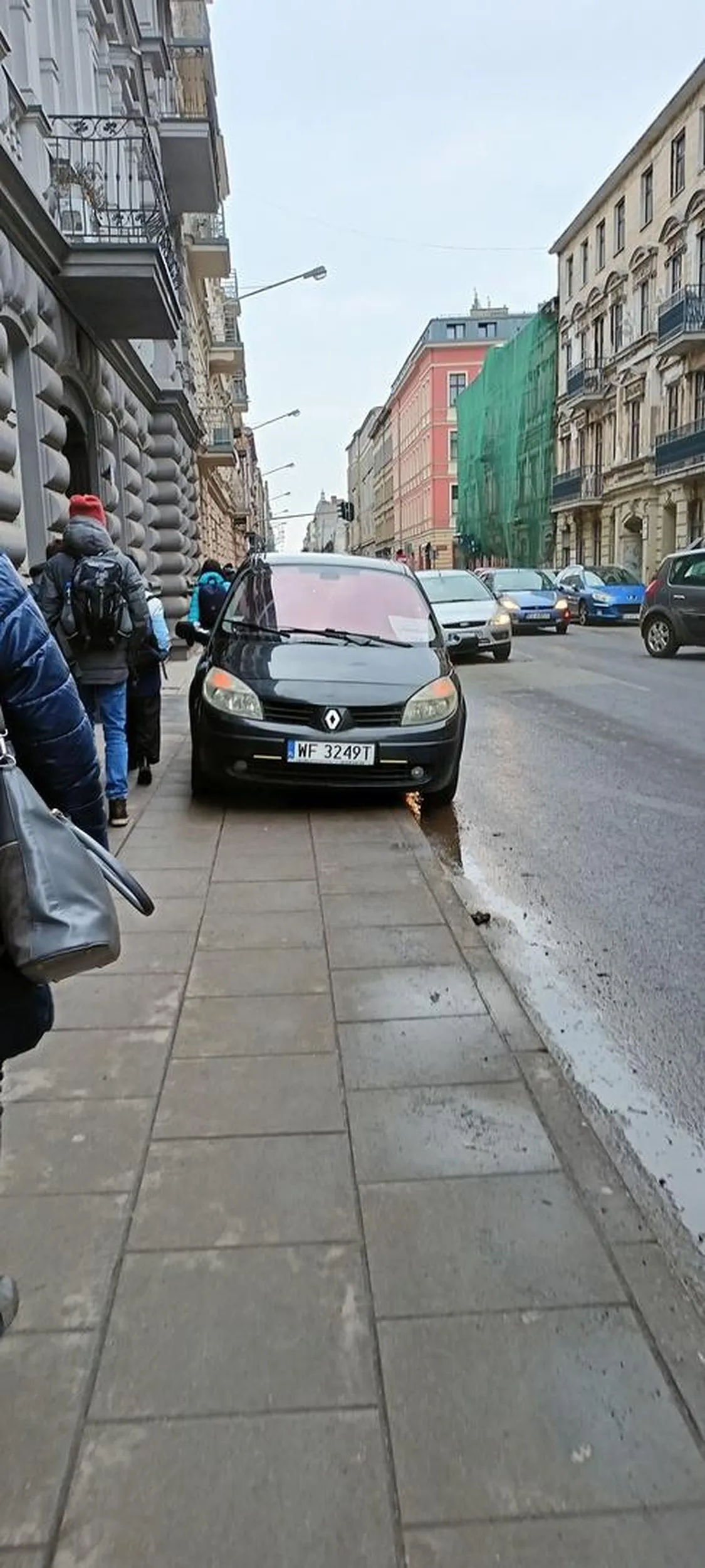 Potężne Renault zabrało pieszym pół chodnika